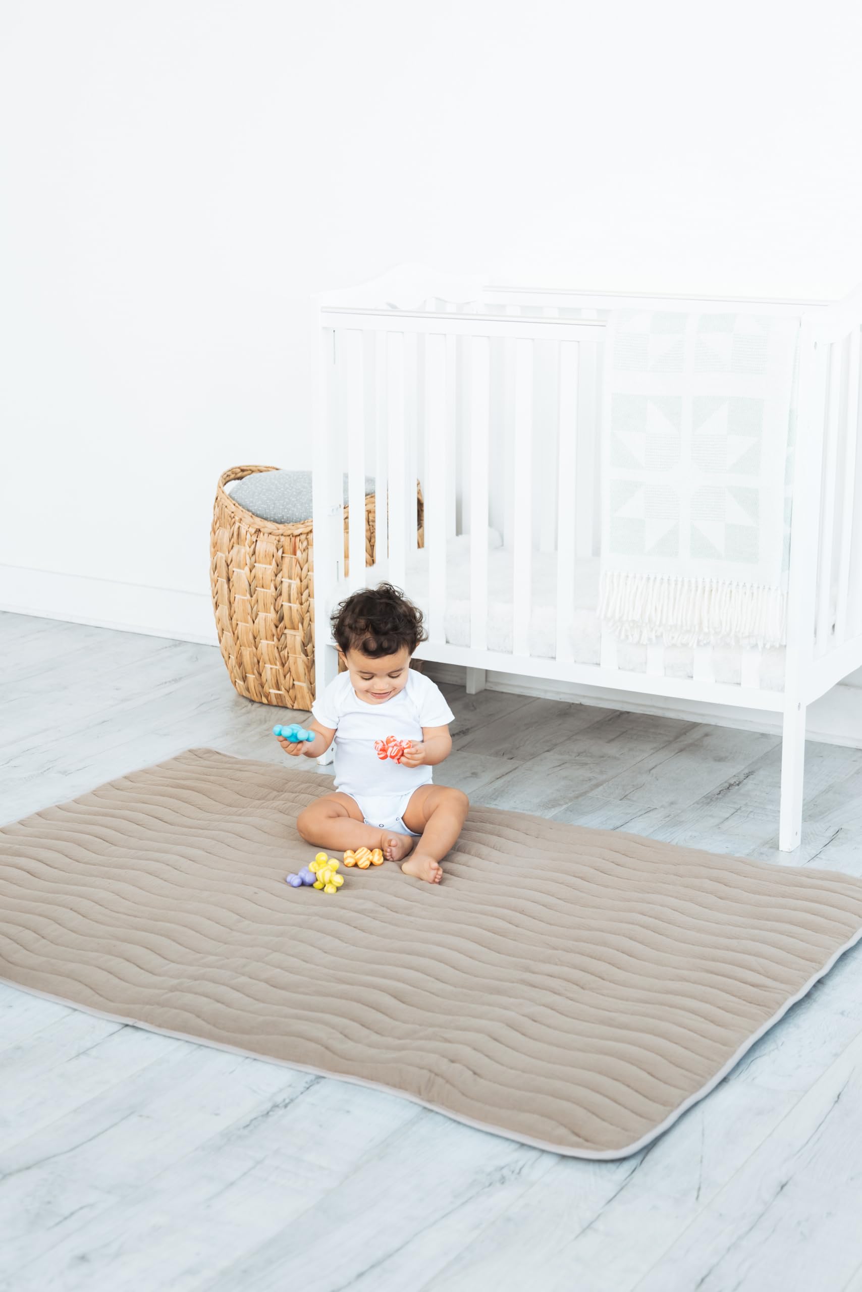 Ubbi Baby-Bodenmatte, dick und bequem, 40,5 x 57 cm, gepolsterte Spielmatte für Babys und Kleinkinder, Abnehmbarer Baumwoll-Musselin-Bezug, maschinenwaschbar und faltbar, Taupe