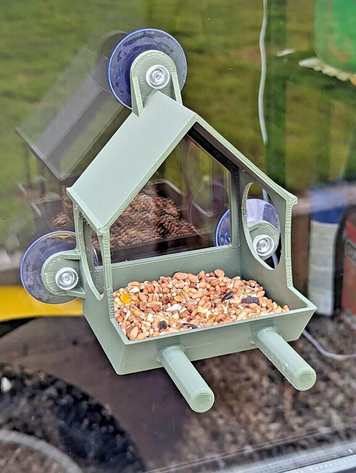 Classic style glass window mounted bird Feeder station with strong suction pads