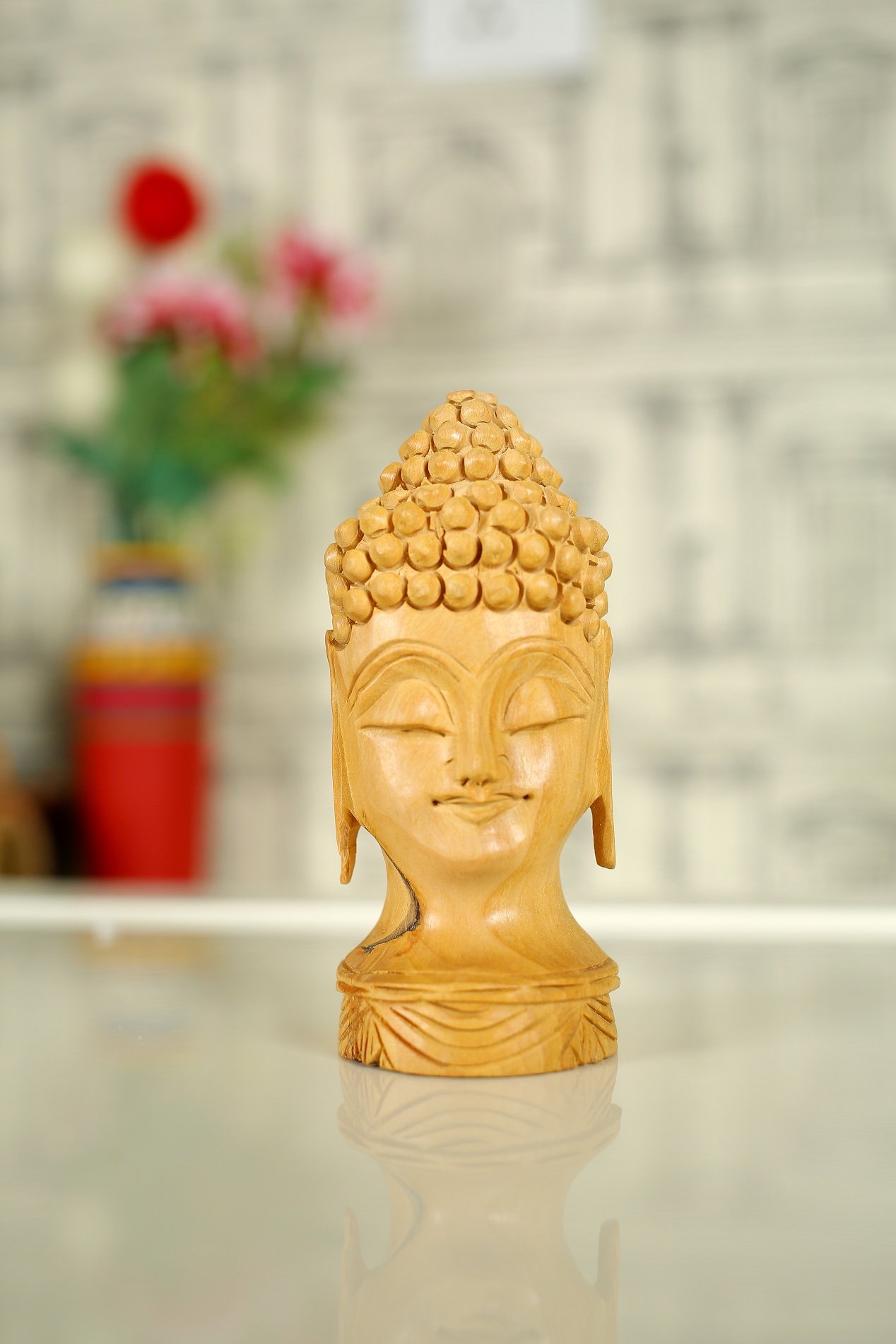 Figurine Bouddha en bois sculpté, objet décoration maison et sculpture artisanale