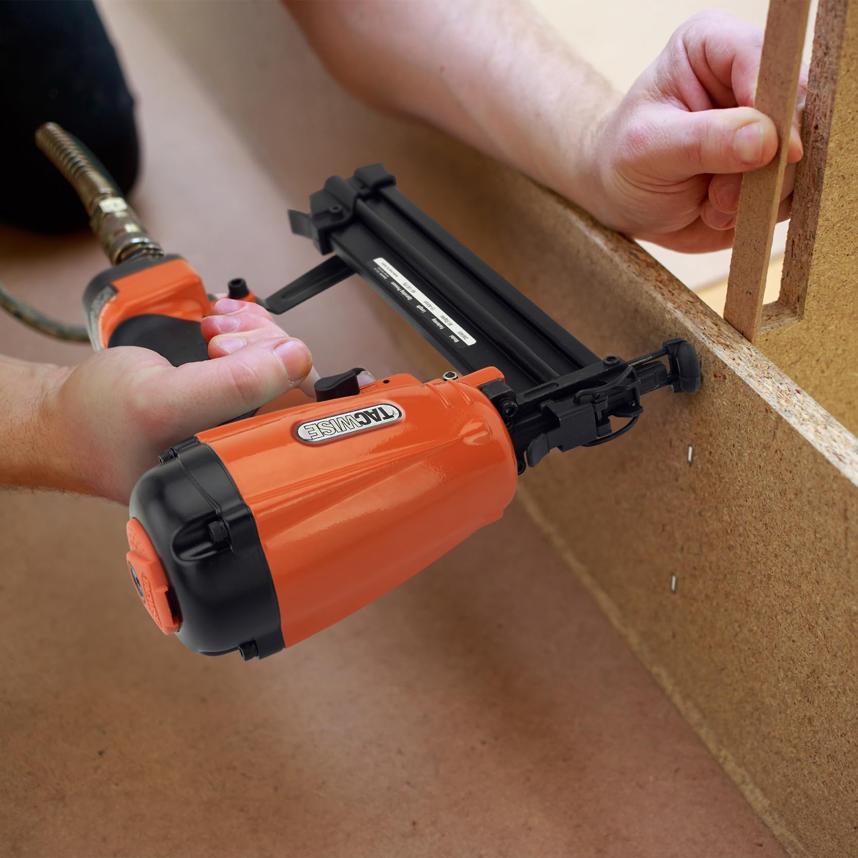 Image secondaire de Agrafeuse Pneumatique Tacwise D9040V - Outil Multifonction Étroite