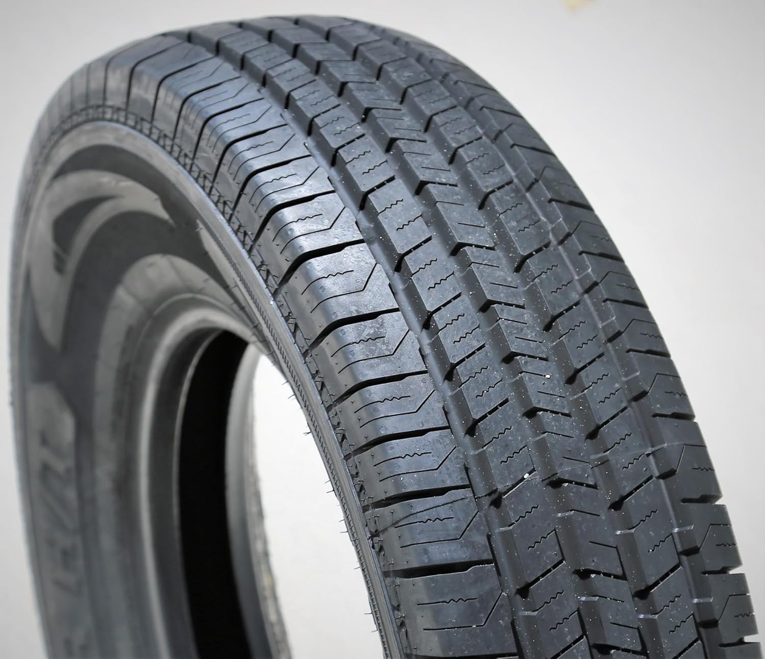 Evoluxx Rotator H/T: The Ultimate All-Season Tire for Your Light Truck