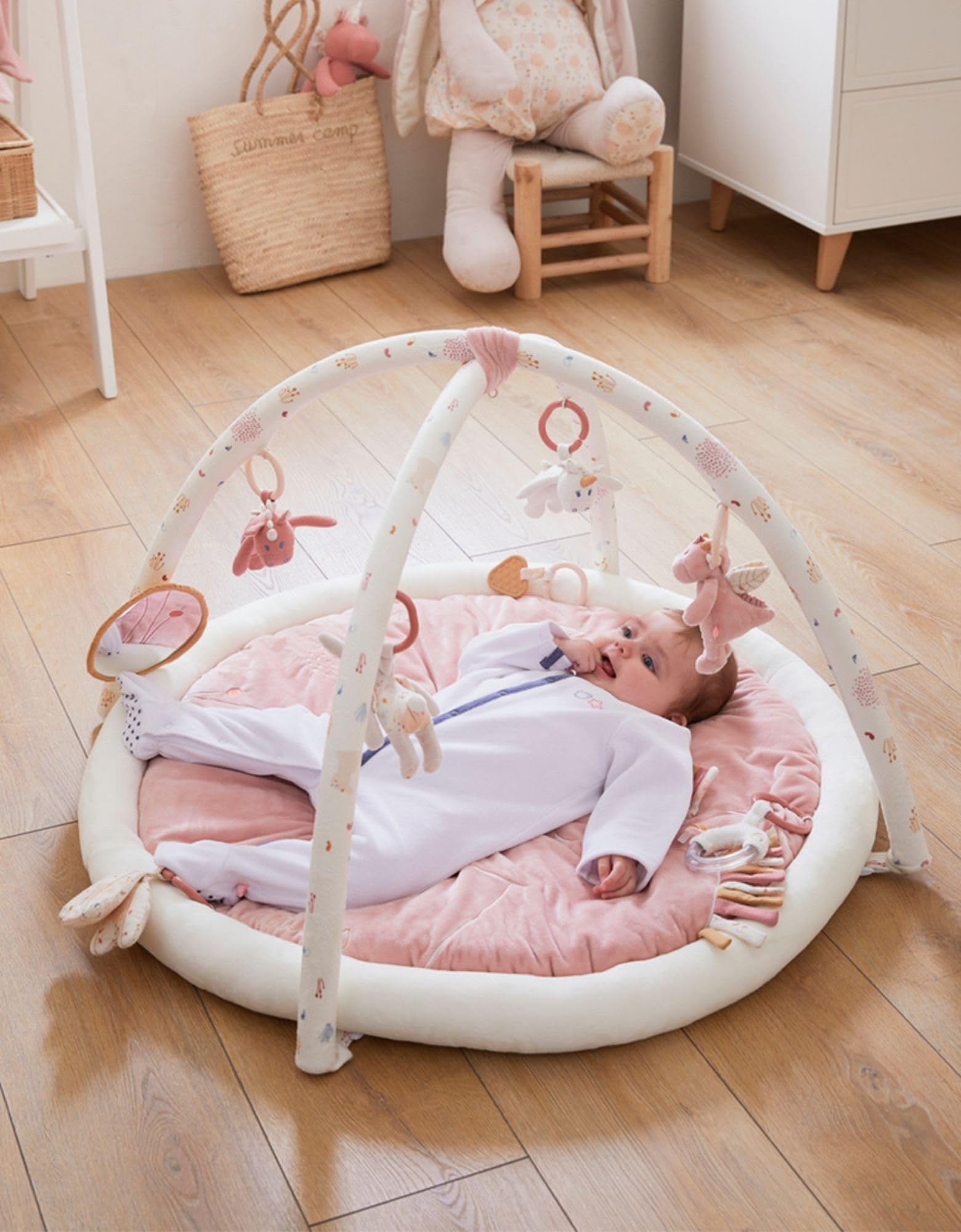 NOUKIE'S - Tapis d'Éveil Bébé - Rose - Lina & Joy - Tapis d’Activités Sensoriel avec Jouets Suspendus - Motricité, Développement Éveil - Lavable Machine - Naissance - Cadeau