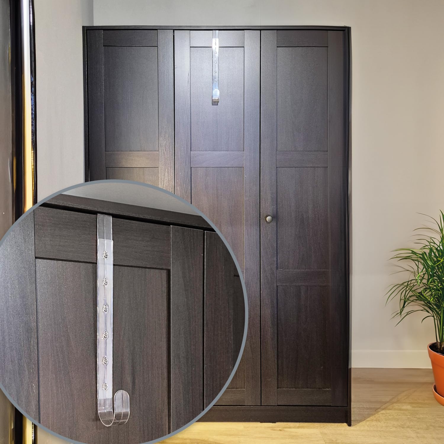 com-four® 2X Ganci per Porte in plastica Regolabili – Ganci Multiuso per Appendere ghirlande Decorative e Giacche – Facile Installazione Senza Foratura per Porte d'ingresso
