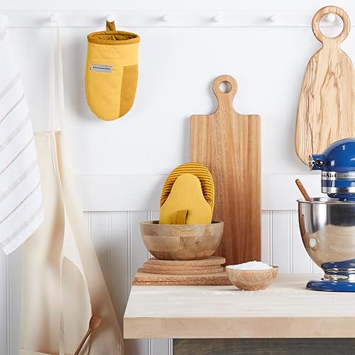 Miniatura 3 de KitchenAid Beacon - Juego de manoplas de horno antideslizantes de dos tonos y soporte para ollas, color amarillo majestuoso, 5 piezas