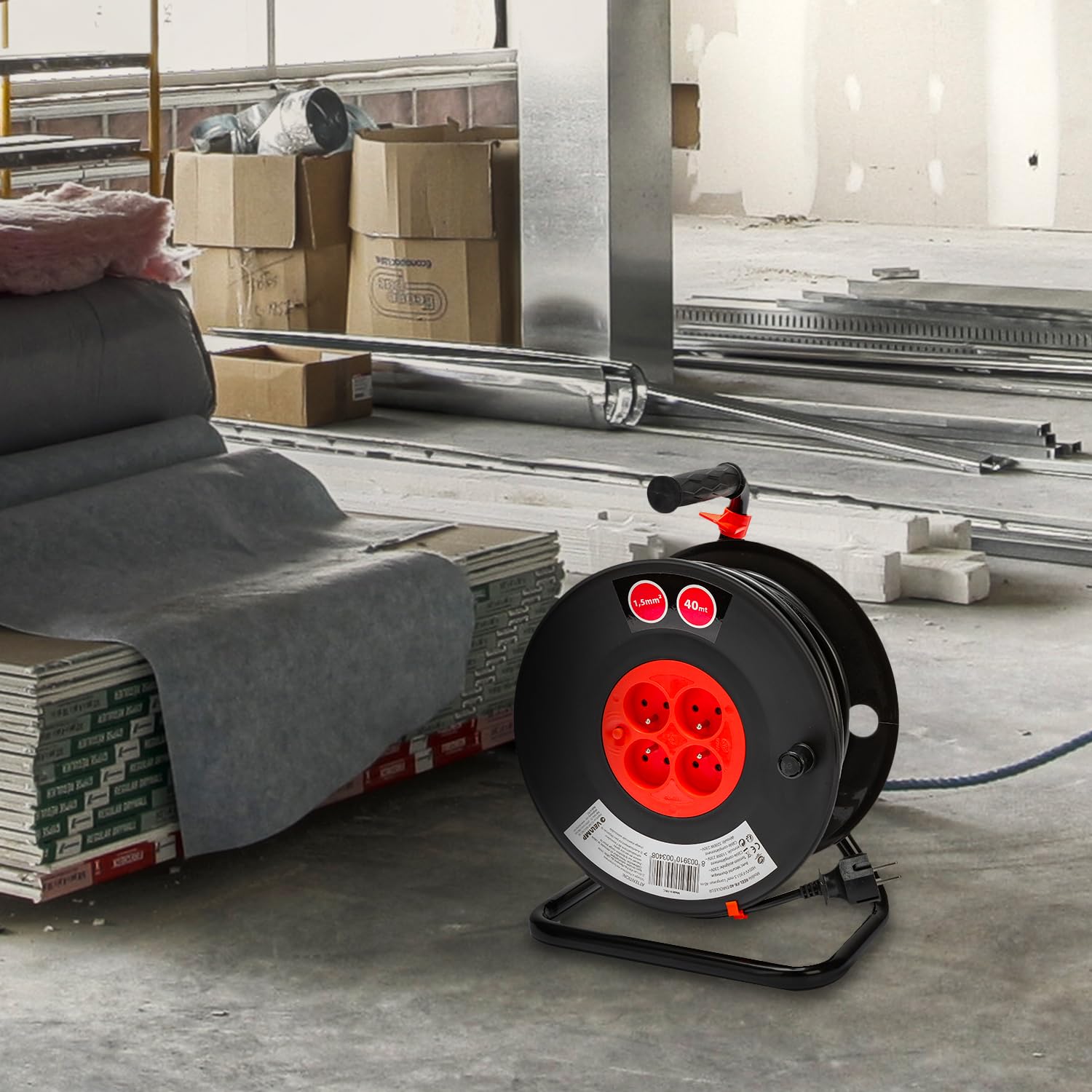 Velamp REEL-FR-40 Rallonge Prolongateur électrique 40 m avec enrouleur 4 Prises 16 A section 3G1,5 mm² + coupe-circuit. Noir et Rouge