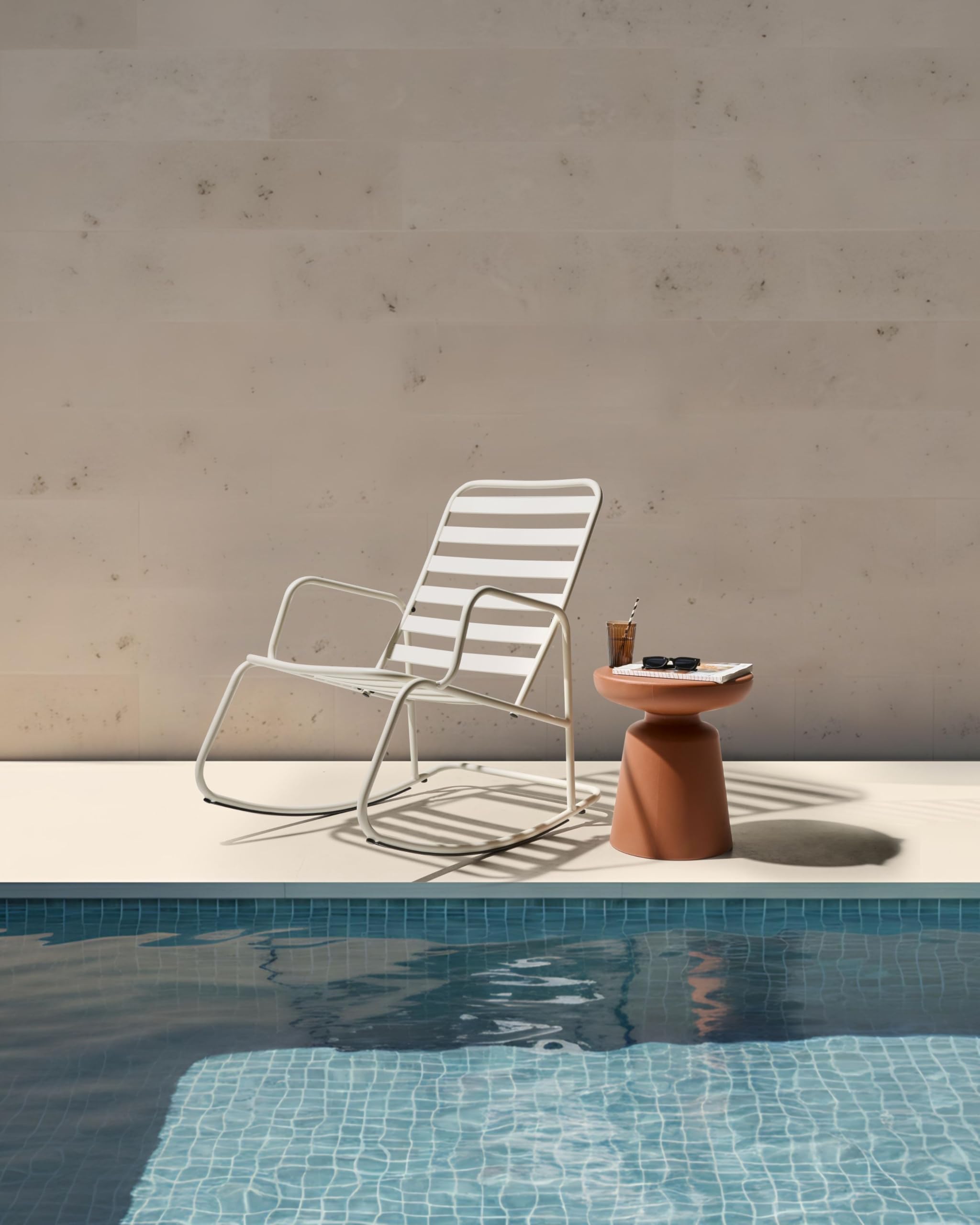 Beliani Sedia a dondolo da giardino moderna in metallo Design a doghe per esterni Alluminio bianco sporco