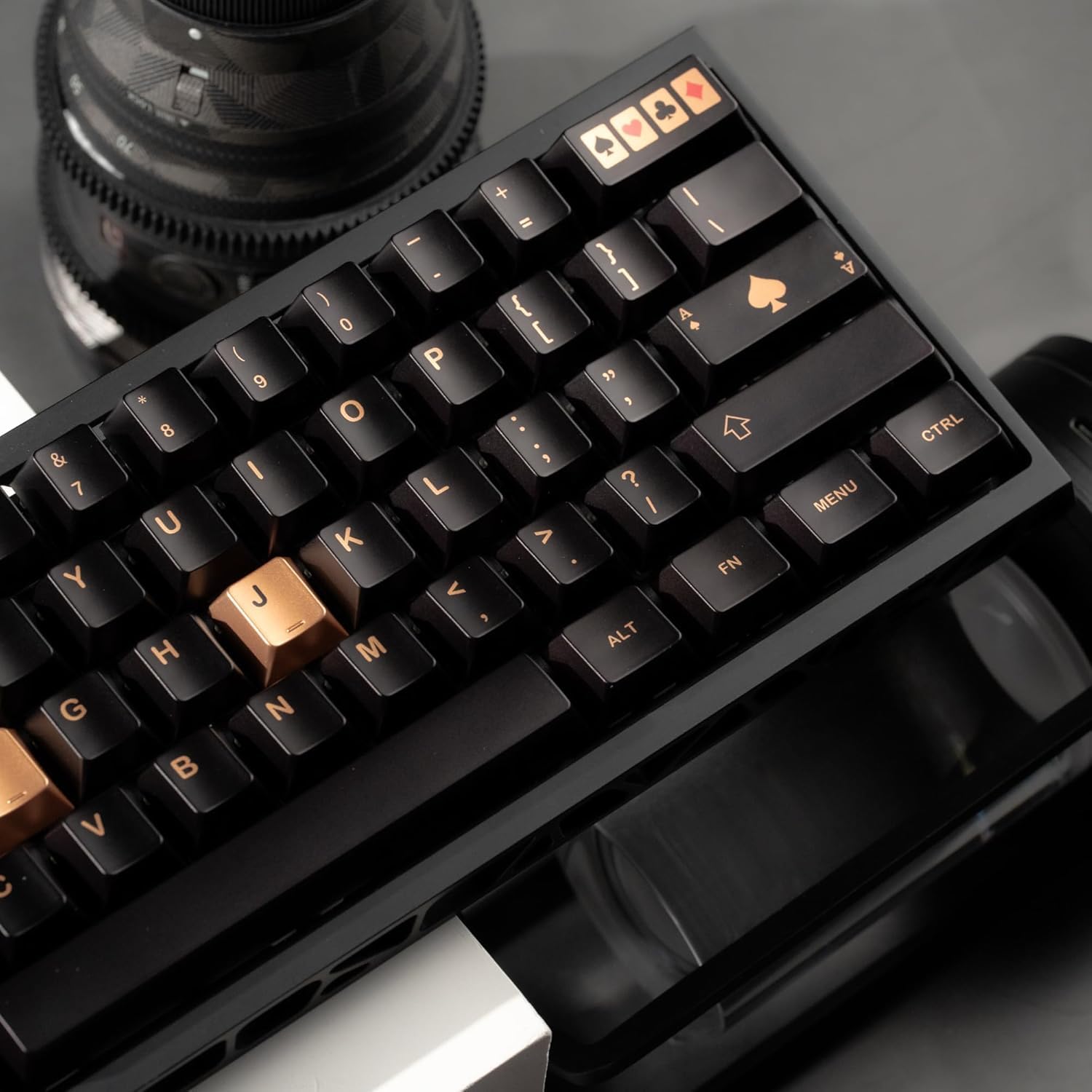 PBT Tastenkappen mit Metallfarbe und Poker-Motiv, 112 Tasten in Schwarz/Gold/Rot, Sublimationsdruck, Cherry Profil für mechanische Tastaturen mit 61/64/66/68/75/84/87 MX-Schaltern