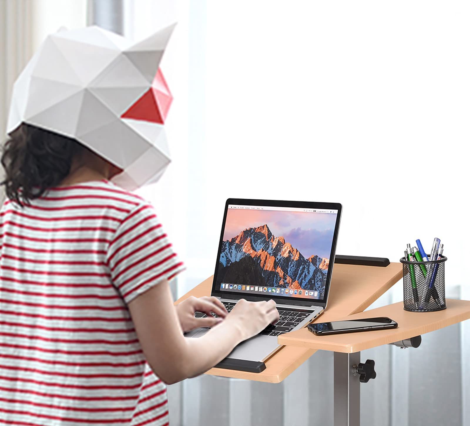 GIANTEX Tavolino a Forma di C, per Computer Portatile, Sollevabile 71-93 cm, Inclinabile 0-45°, 4 Ruote Flessibile, Ideale per Soggiorno, Uffico, Studio, Camera, 64x45x93 cm, 2 Colori