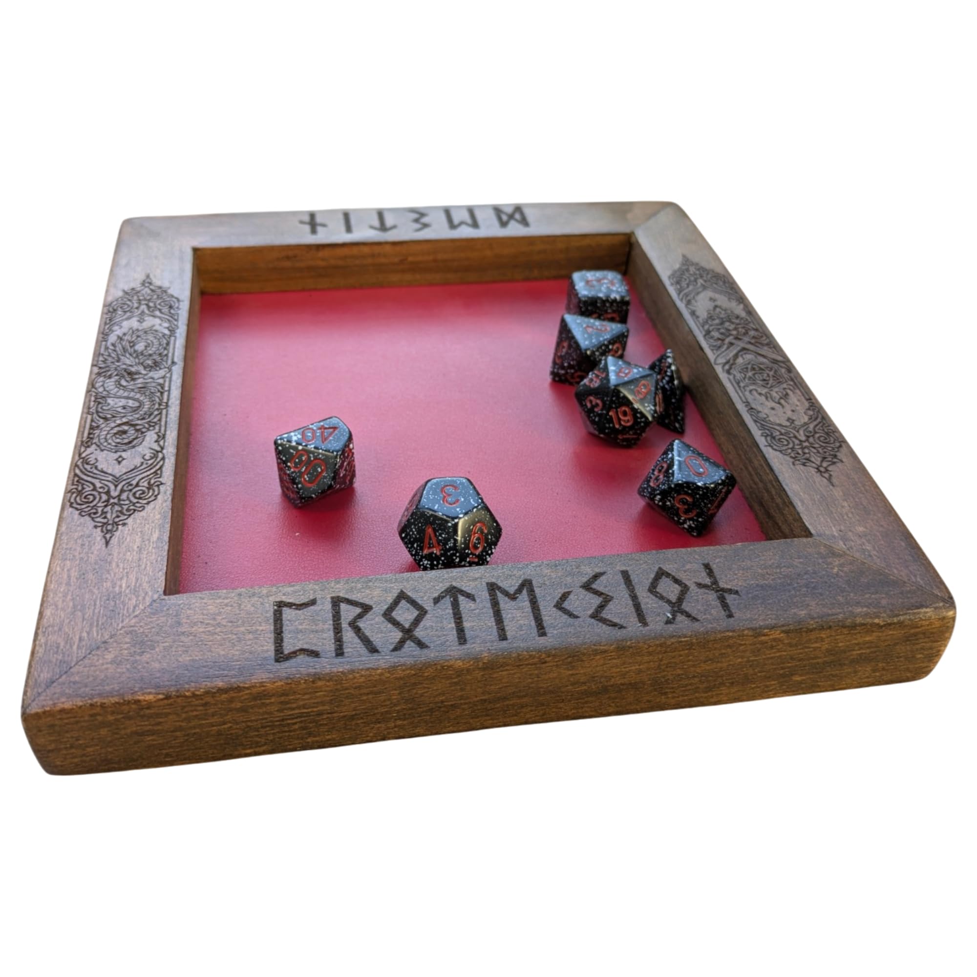 Piste à Dés en Bois & Cuir Véritable – Gravure Runes Viking (Futhark) – Fond Silencieux – 17 ou 24 cm – Jeu de Rôle JDR, DND, Wargame (Rouge, 17 cm, sans Coins métalliques)