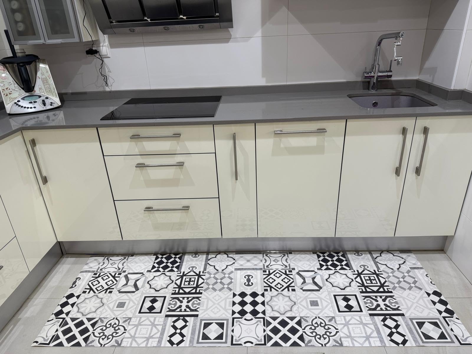 Tappeto Vinilico Vedra Cucina ed Esterno - Disegno Geometrico Piastrelle Grigio - Tappeto PVC Antiscivolo per Terrazza e Giardino - Resistente (65 x 300 cm)