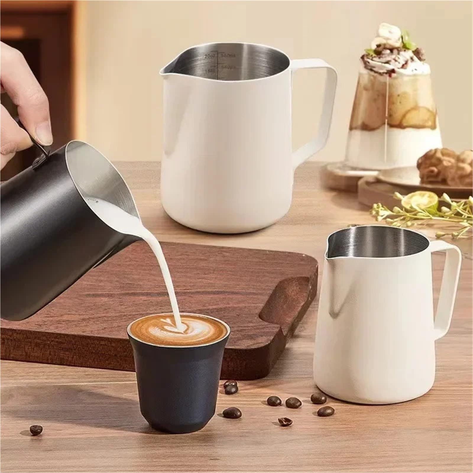 Dzbanek na mleko ze stali nierdzewnej 350ML 600ML dzbanek do spieniania mleka kawy 304 precyzyjna skala Barista profesjonalne naczynie kawiarniane(600ml Beige)