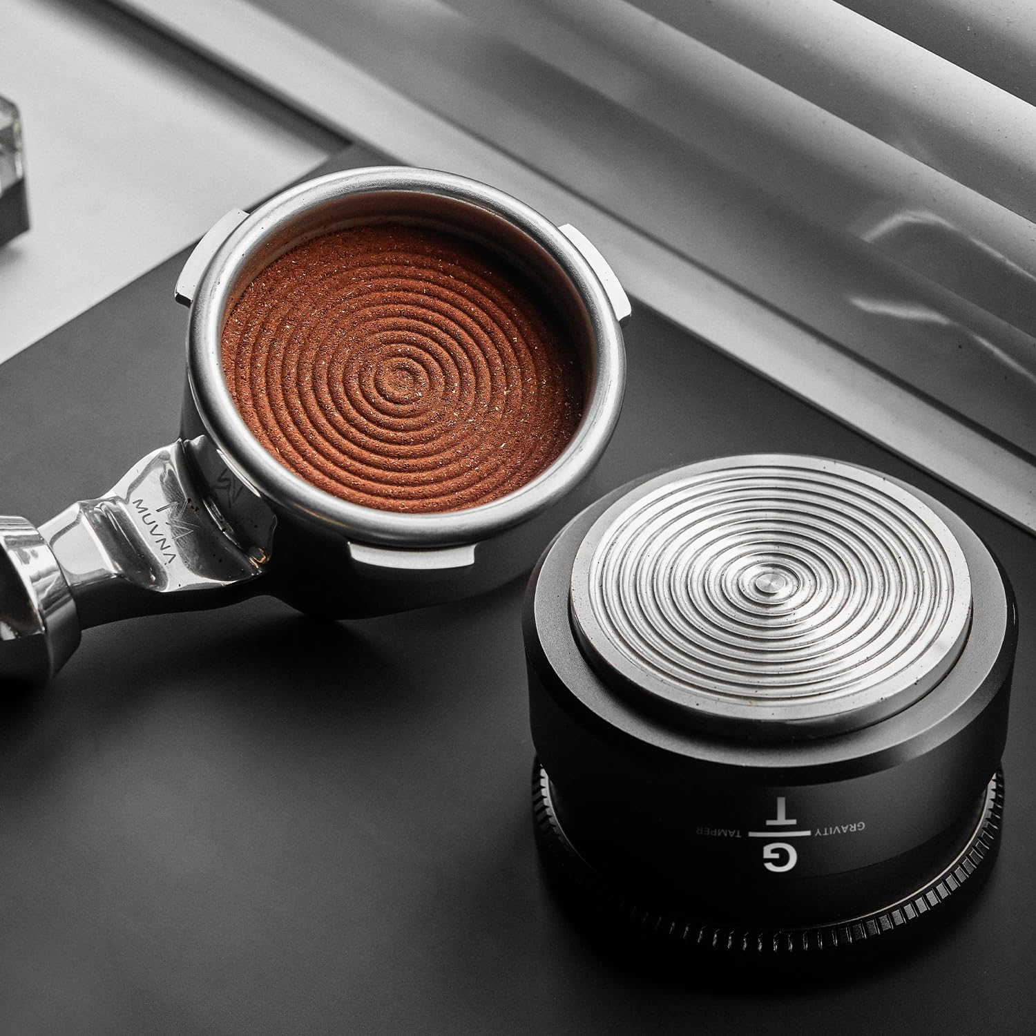 Prensador espresso de 53,3 mm, prensador de café de rebote lento con base ondulada de acero inoxidable, compatible con portafiltros Breville Blttomless de 54 mm