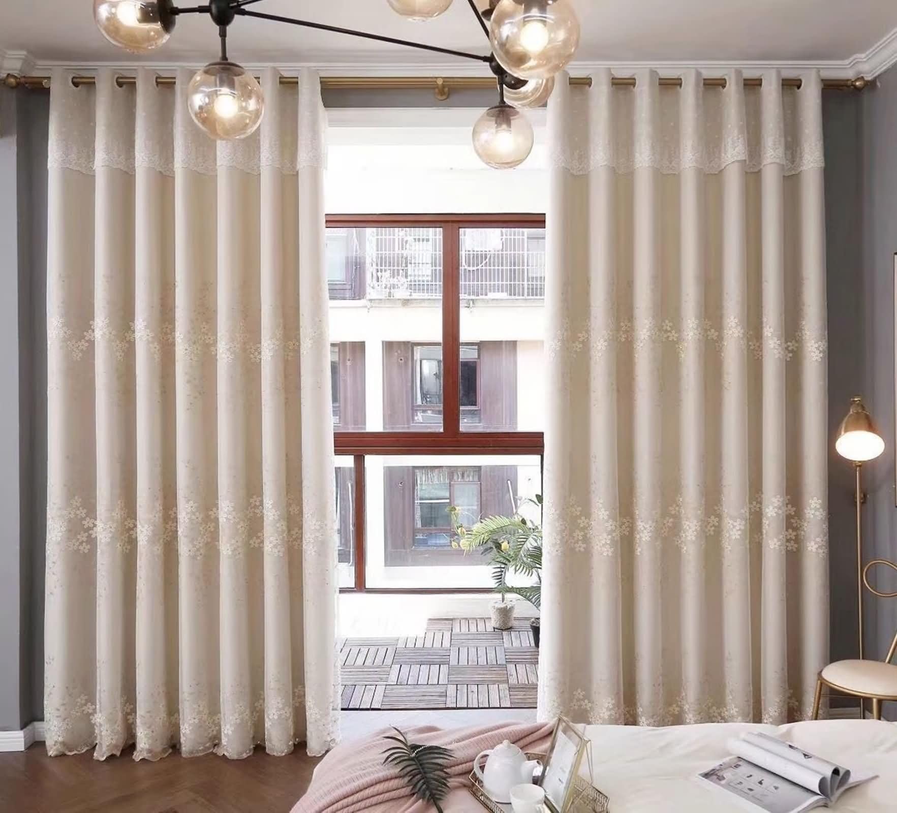 Rideau de salon beige en gaze brodée occultant pour créer un cocon intime de sérénité