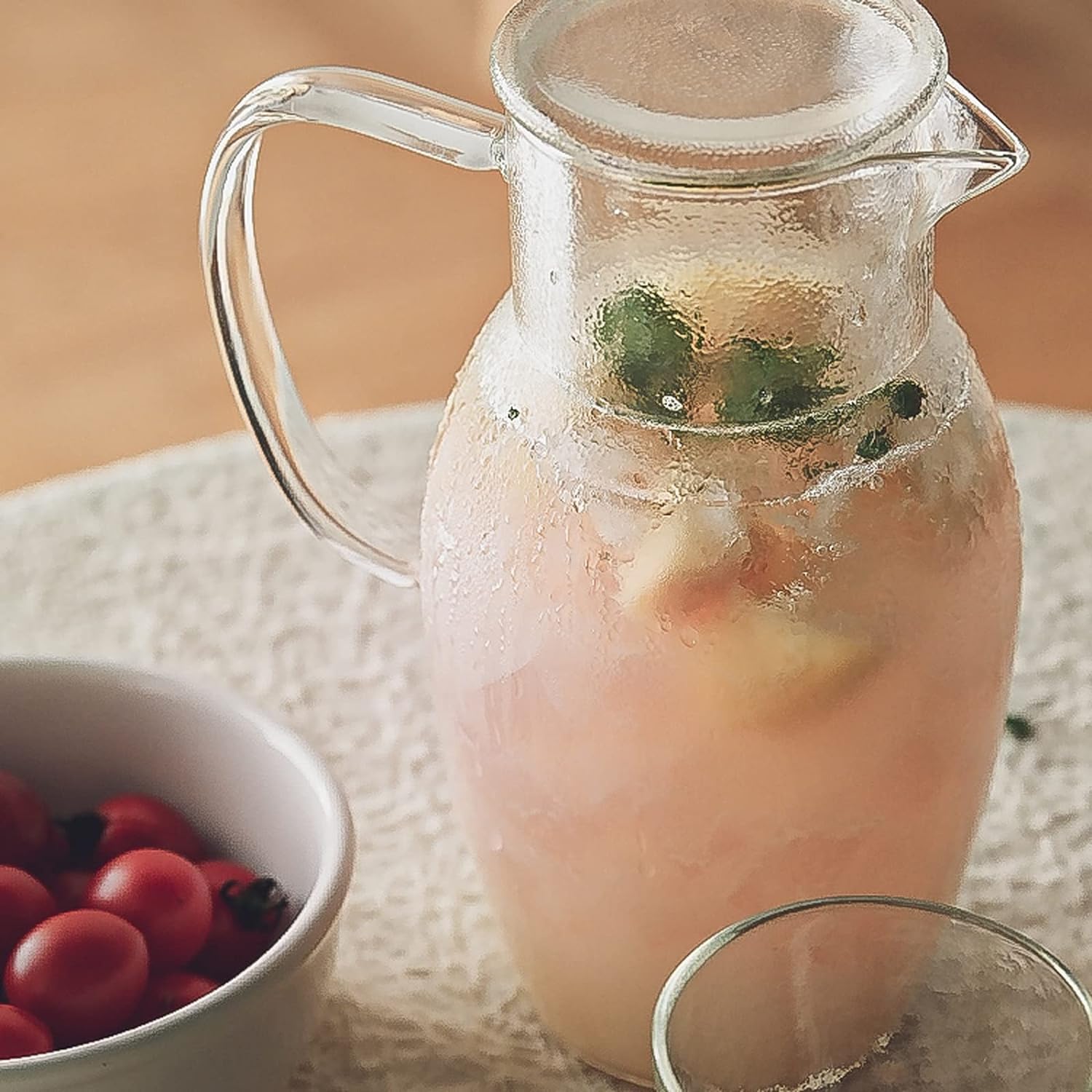 Wasserkaraffe 1,5-l-Wasserkrug, Kaltwasserflasche mit Verbrühschutzgriff, hochtemperaturbeständiger gehämmerter Krug, kalte Teekanne aus Glas für Kaffee/Saft Getränkespender