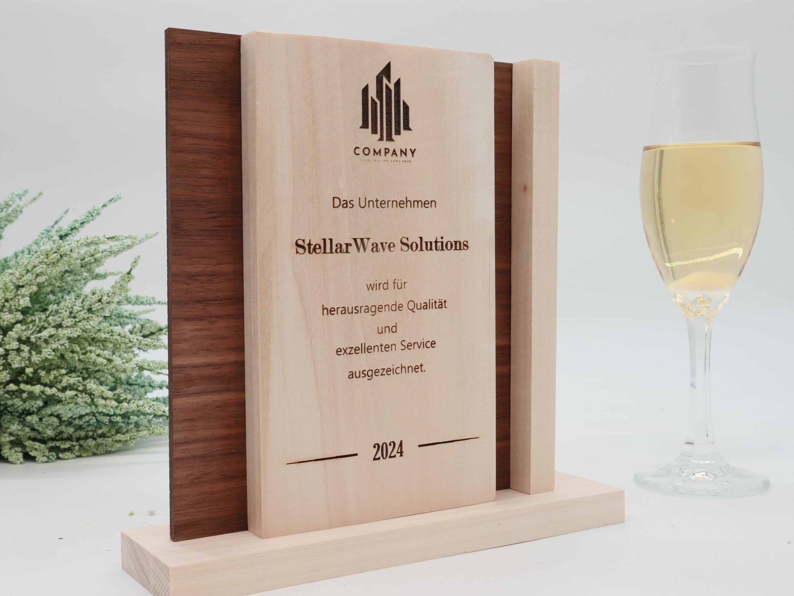 Repräsentativer Award und Trophäe, personalisiert, Kombination aus Pappel- und Nussbaum Holz, Mitarbeiter Auszeichnungen, Firmen Jubiläum, 280x190x20 mm
