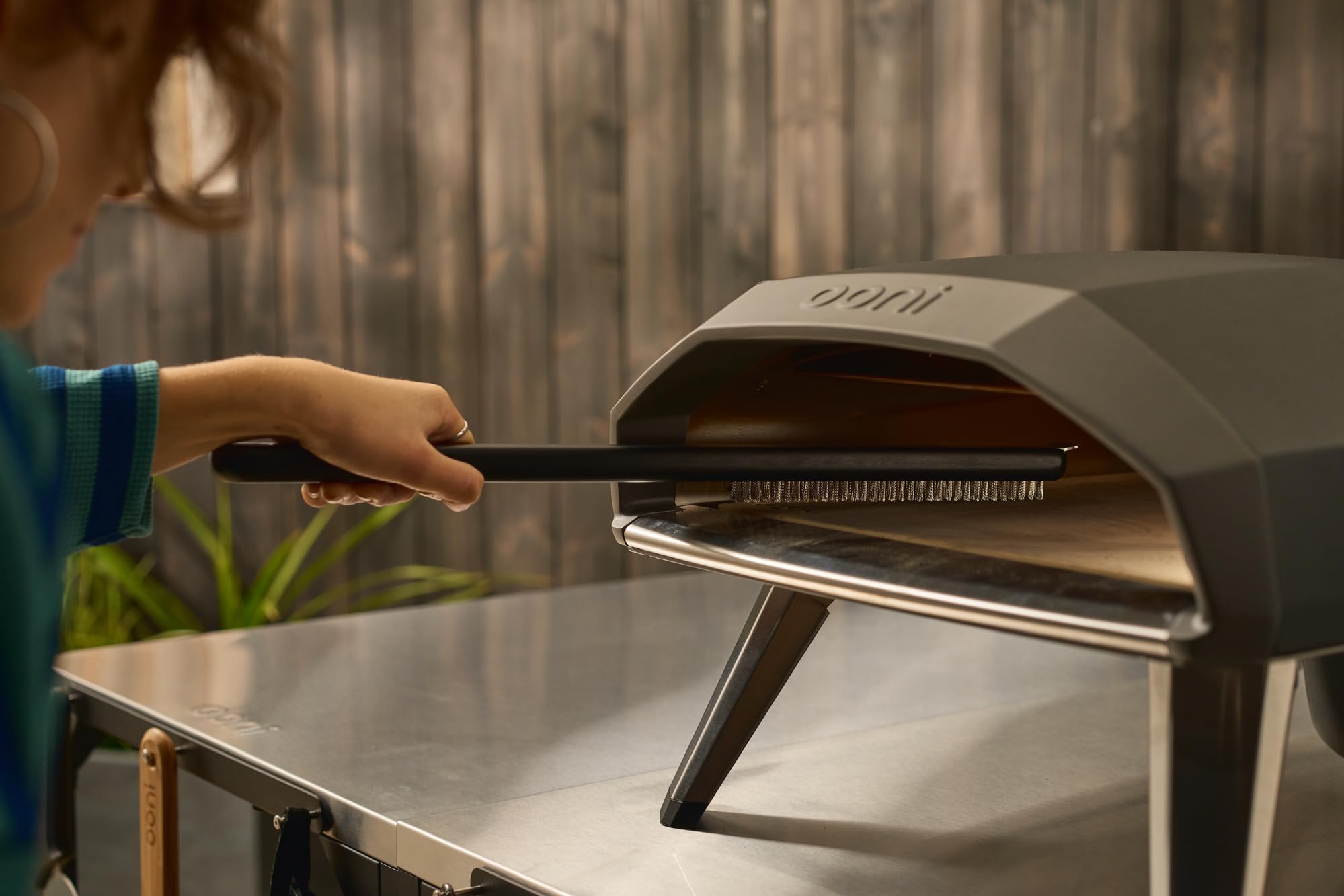 Ooni Drahtbürste & Schaber - Grill- und Pizzasteinreiniger, Grillreiniger, Outdoor-Kochwerkzeuge, Grillutensilien - Langer Griff