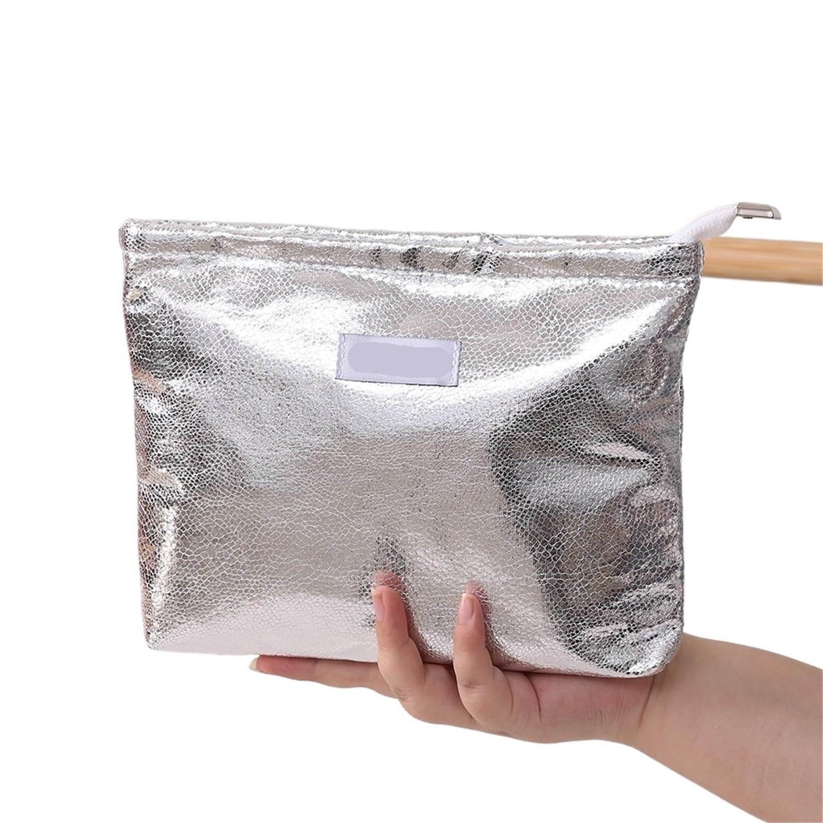 Bolsa de cosméticos portátil plateada para organizar tu maquillaje en cualquier viaje de fin de semana