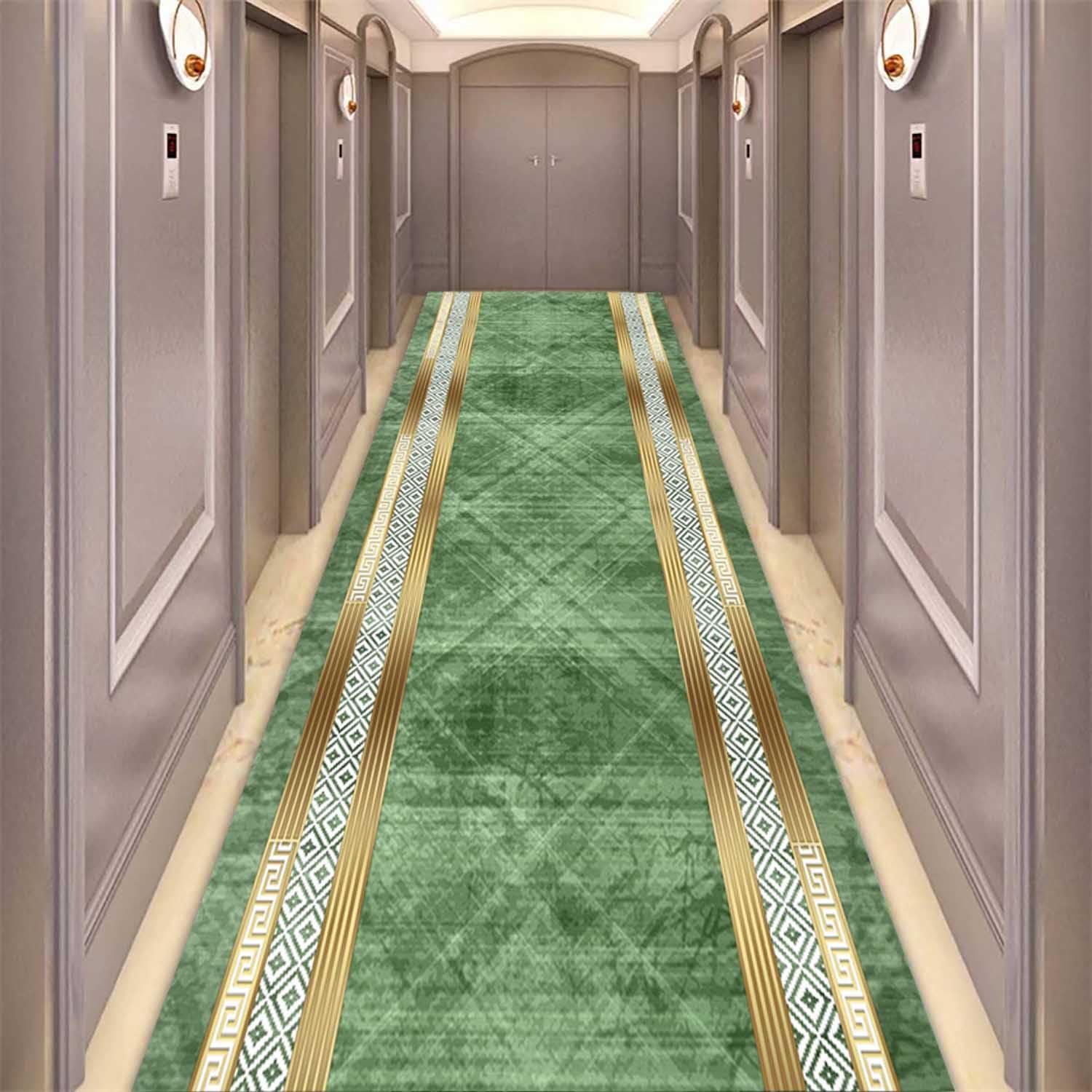 Tapis de couloir vert pour sublimer l'entrée et la cuisine moderne
