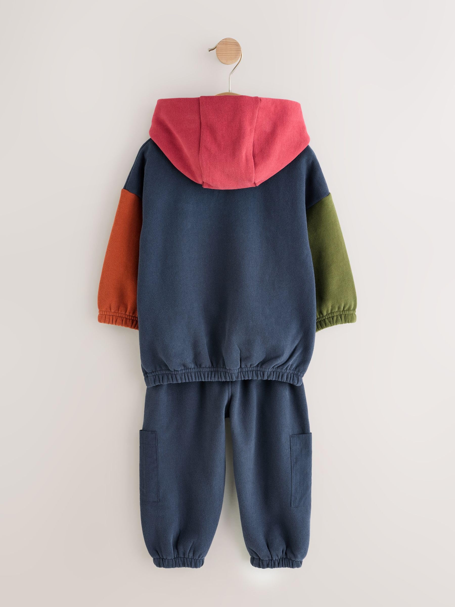 NEXT Niños Conjunto de sudadera con capucha y pantalón de chándal en bloques de color