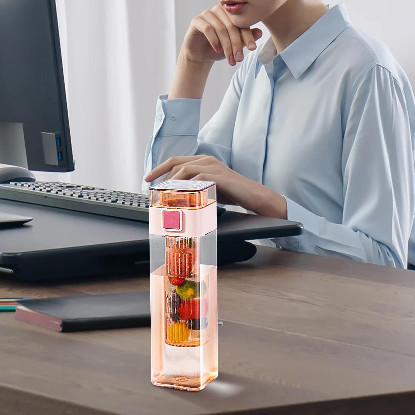 Wasserflasche mit Fruchteinsatz, quadratisches Design mit Infuser-Einsatz, ideal für Sport und Outdoor-Aktivitäten, BPA-frei, 680 ml Fassungsvermögen, perfekt für die Flüssigkeitszufuhr unterwegs