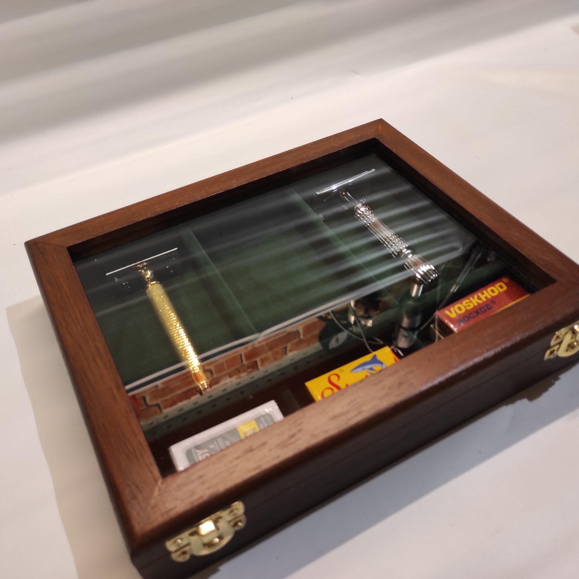 Cofanetto per rasoi di sicurezza da collezione con vetro, 3 scomparti rasoio e 3 scomparti lamette, legno massello, velluto, numerato – Coins&More