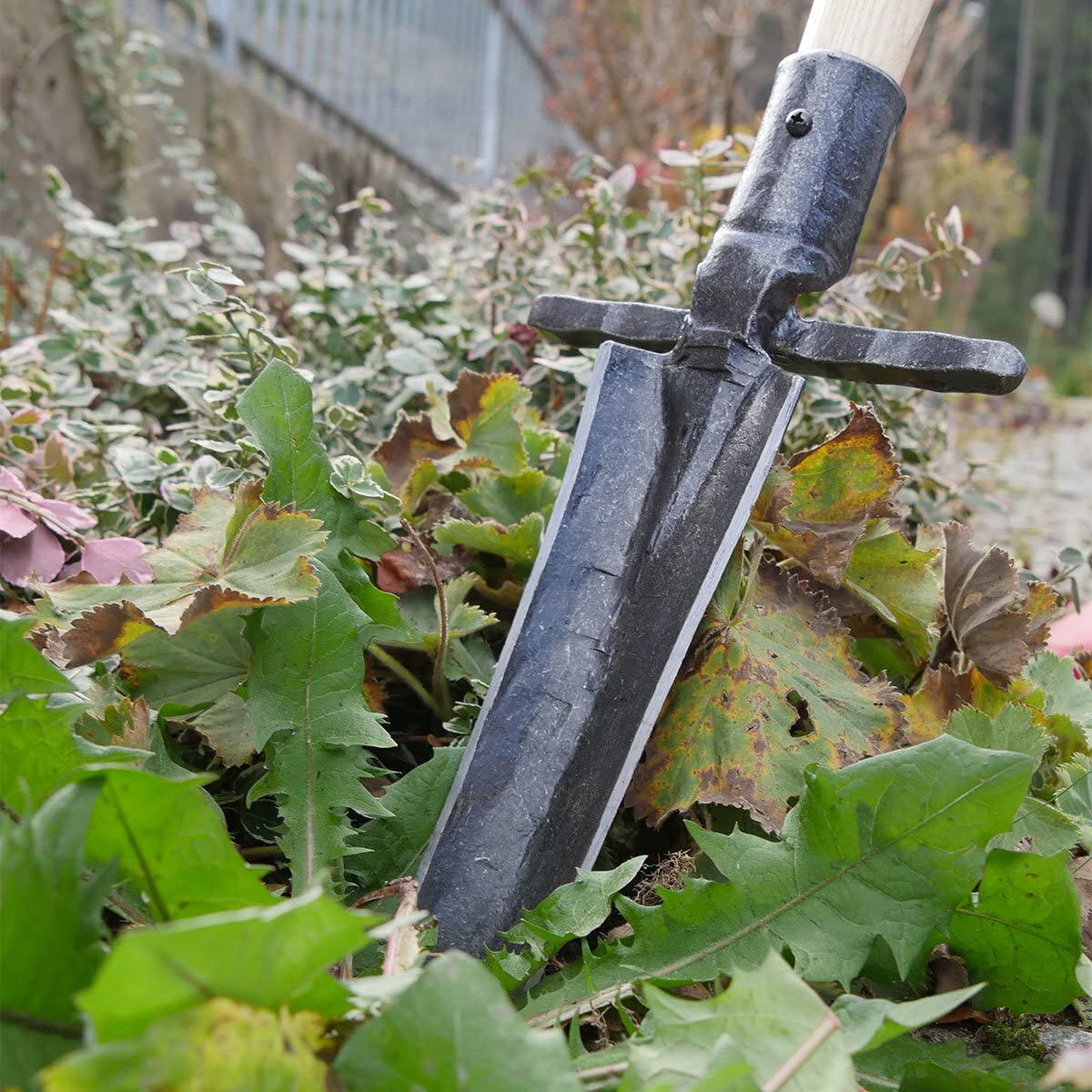 Unbekannt Unkrautstecher aus einem Stück Stahl, handgeschmiedet mit Tritt und Eschen-T- Stiel (85 cm)