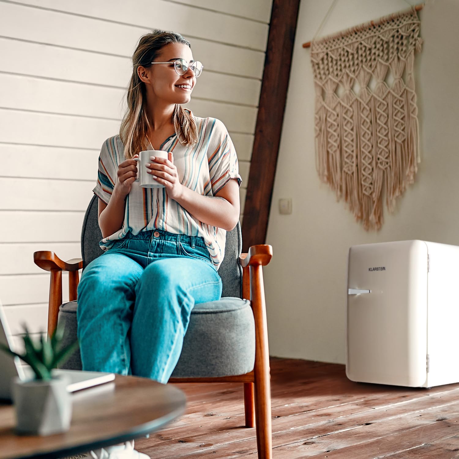 Klarstein Audrey Mini - piccolo frigorifero, mini bar compatto, a libera installazione, raffreddamento a compressione, capacità di 70 litri, 0-10 °C, bianco