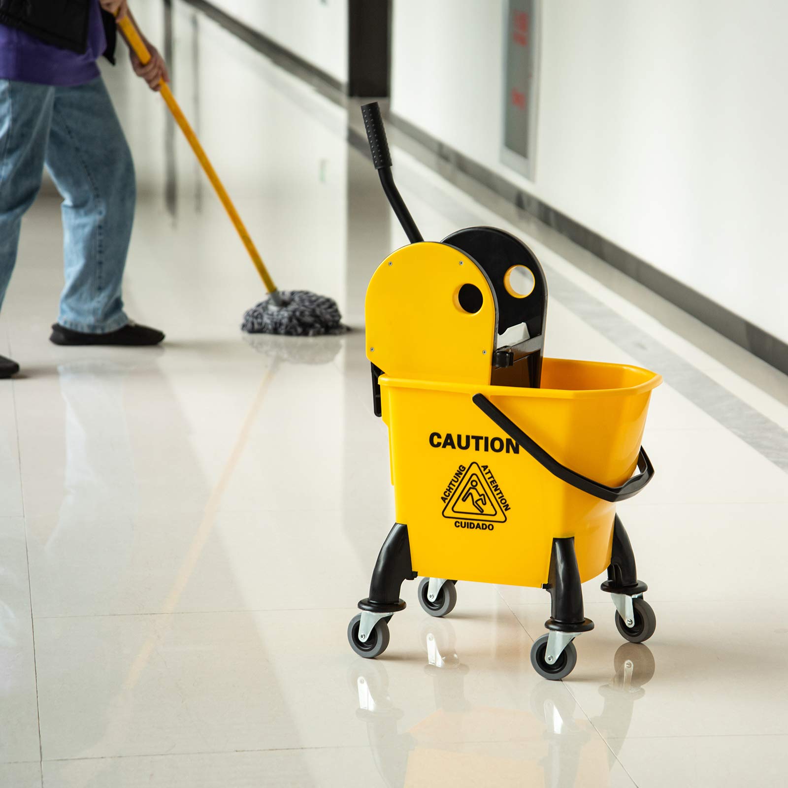 HOMCOM Cubo de fregona de 26 litros y escurridor de Agua con 4 Ruedas, Cuerpo de plástico, Mango de Metal, Soporte para Poste de Limpieza Comercial para el hogar, Carrito de Piso, Color Amarillo