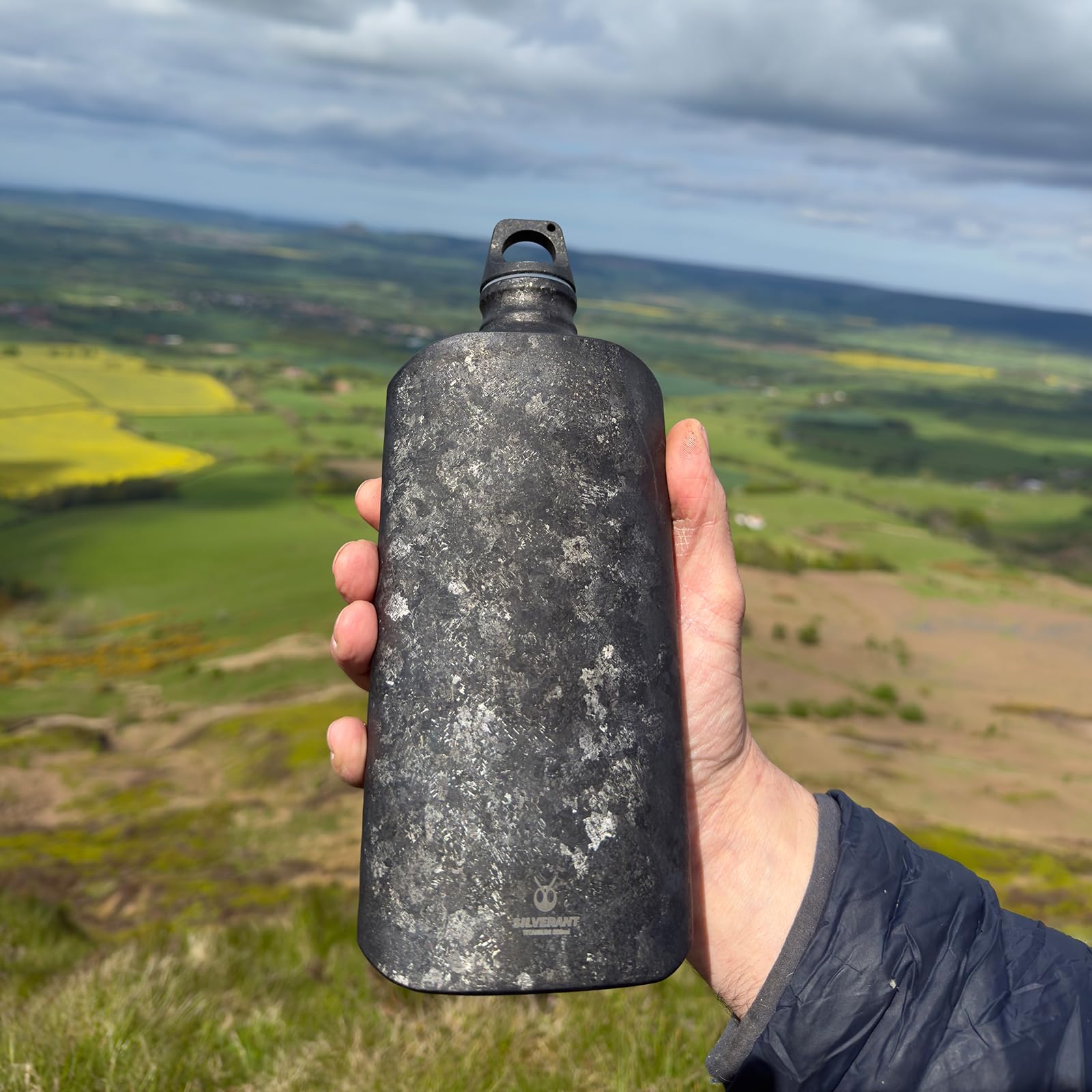 SILVERANT Titan-Trinkflasche, ultraleichte einwandige Flasche, auslaufsichere, schlanke Sportflasche für Wandern, Camping, Reisen und Büro, schwarz kristallisiert (800, Milliliter)