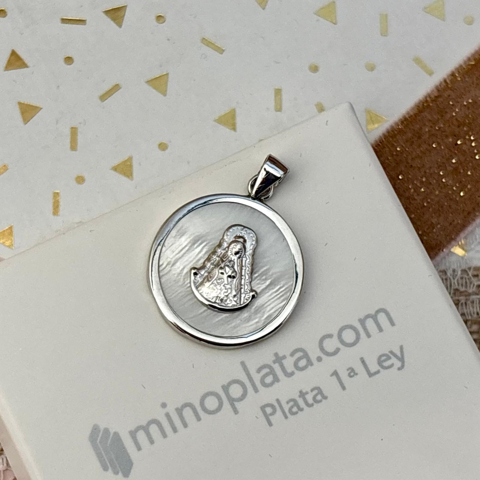 Medalla Virgen del Rocío, Plata de Ley 925 con Nácar Blanco, 20mm, Diseño Redondo, Acabado Rodio, Estilo Religioso, Unisex