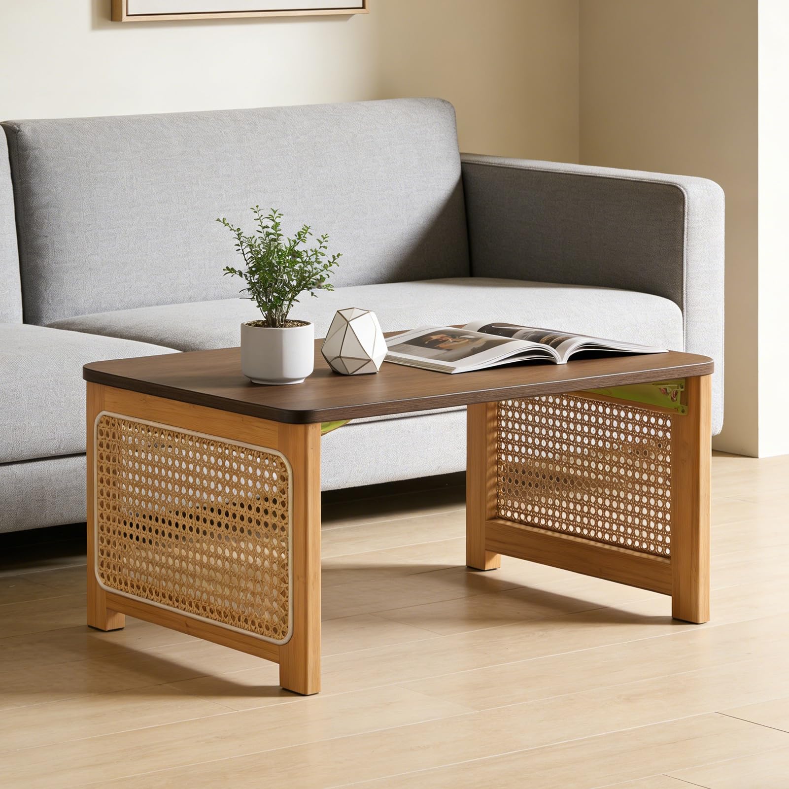 Table basse pliante en bambou pour optimiser les petits salons encombrés