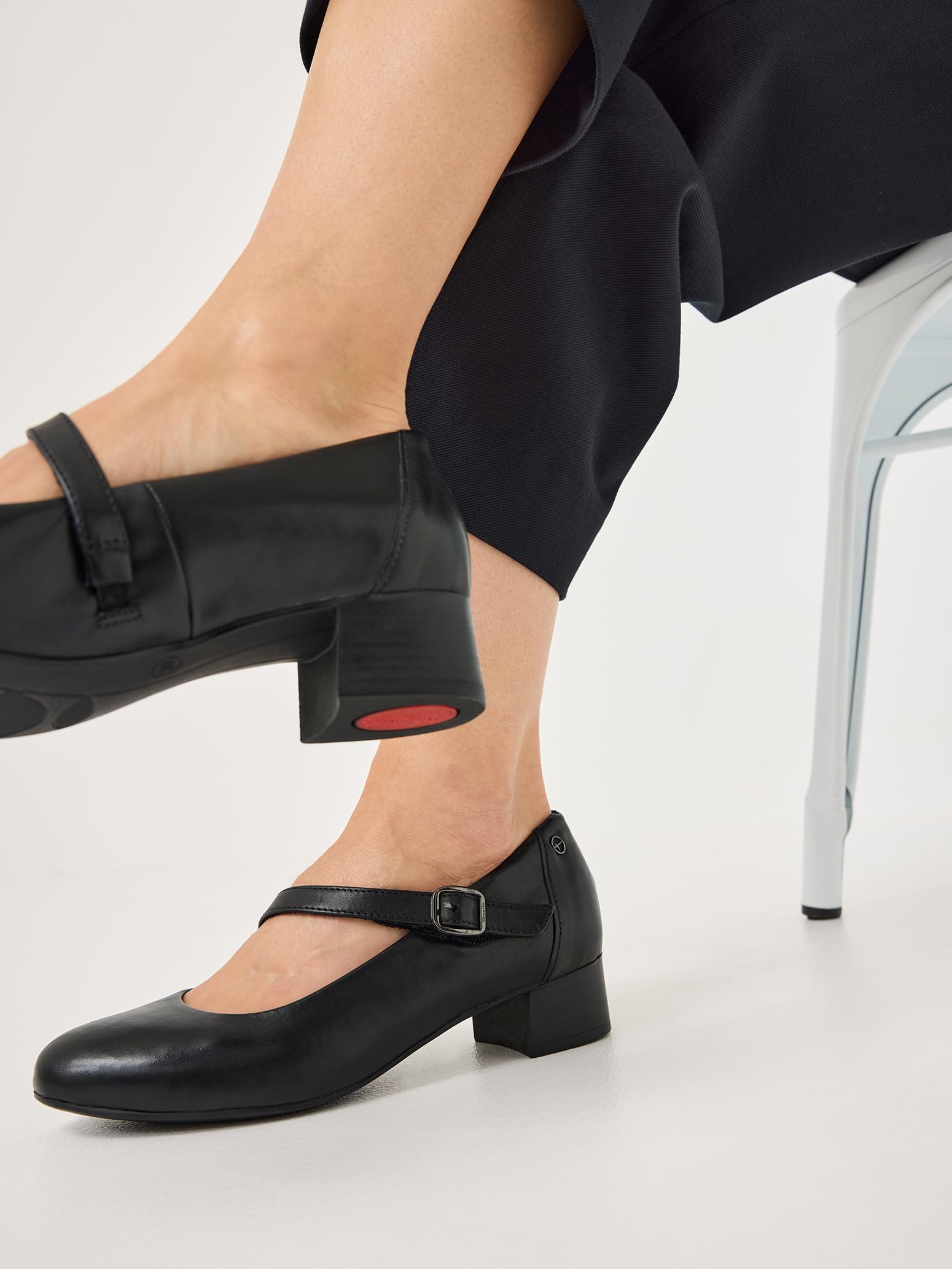 Tamaris Comfort Damen Pumps mit Riemen aus Leder mit Klettverschluss