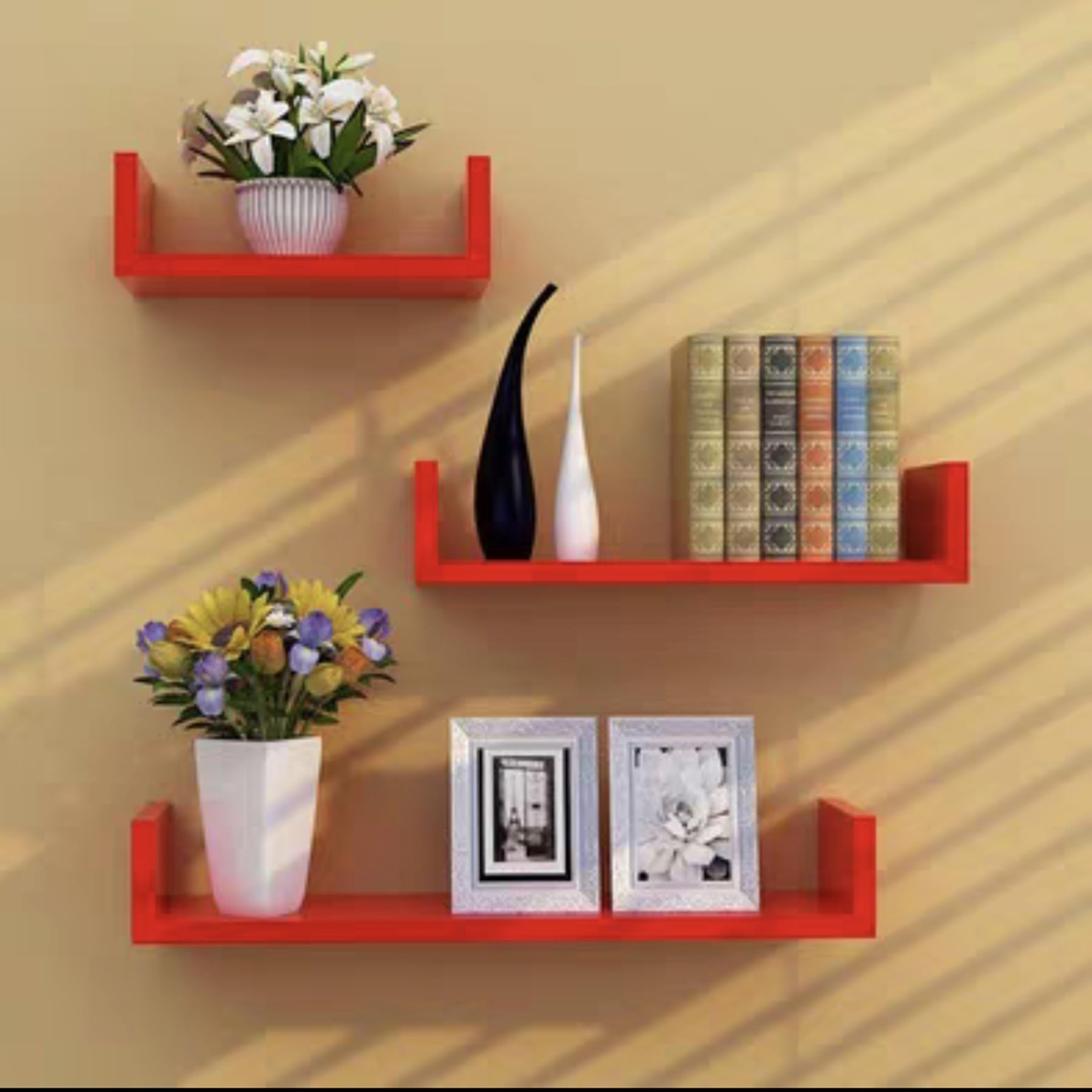 Rangement mural en bois rouge pour rompre le désordre de la chambre et du salon