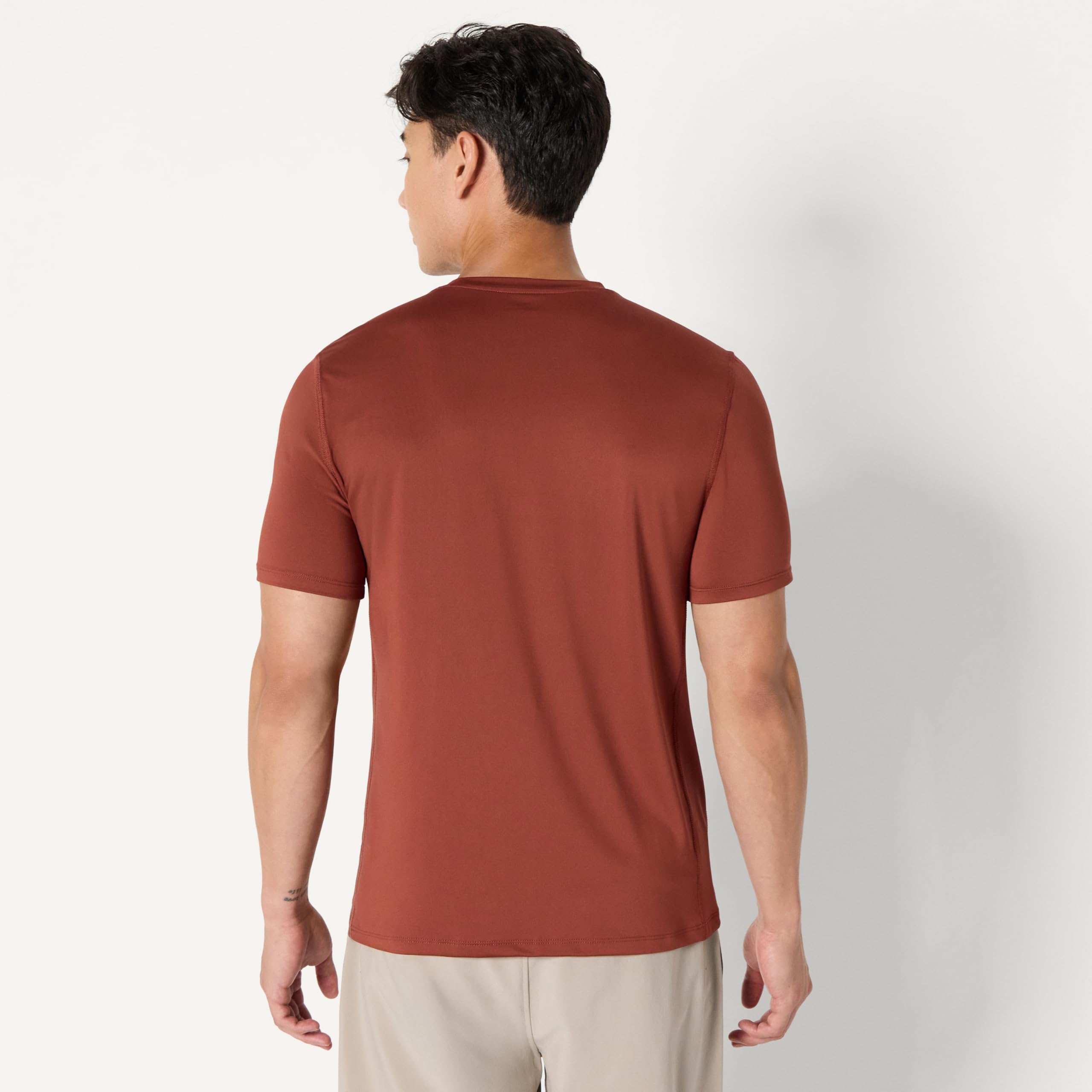 Amazon Essentials T-Shirt Tecnica Leggera a Maniche Corte in Tessuto Elasticizzato ad Asciugatura Rapida e Assorbimento dell’Umidità Uomo, Confezioni Multiple