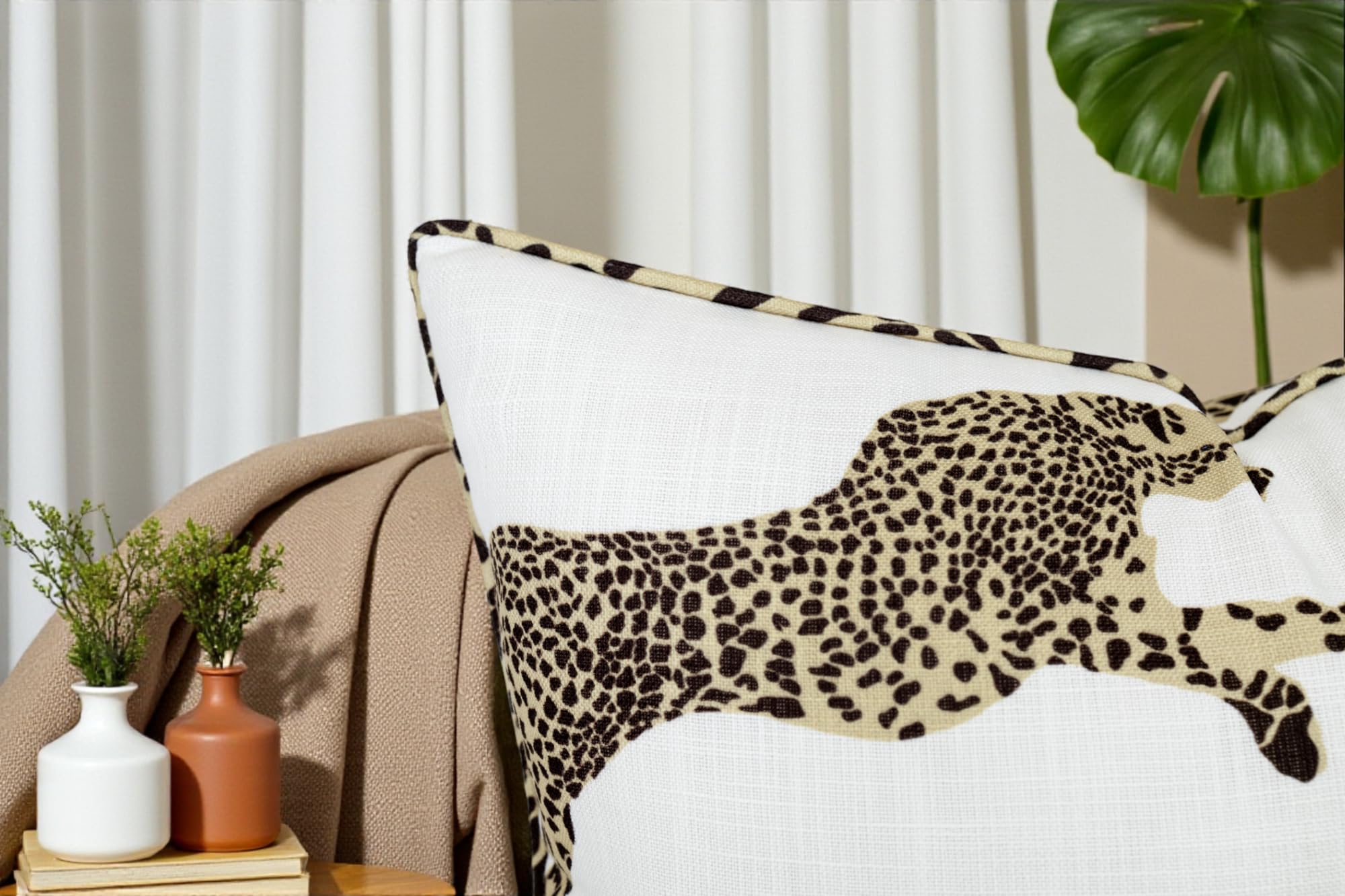Federa per cuscino con stampa leopardata che salta 20 x 20 - stampa animale bianco marrone chiaro - Grandmillennial Preppy Safari Decor per divano letto soggiorno - leopardo che corre