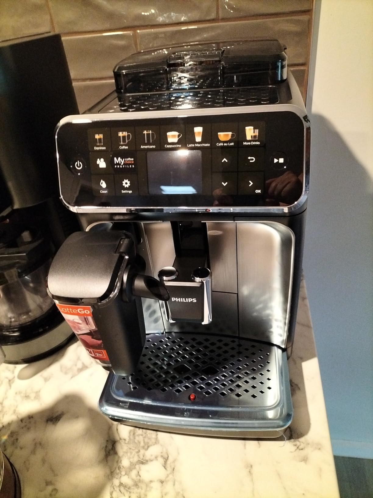 Philips 5400 Series BeantoCup Espresso Machine LatteGo Milk Frother