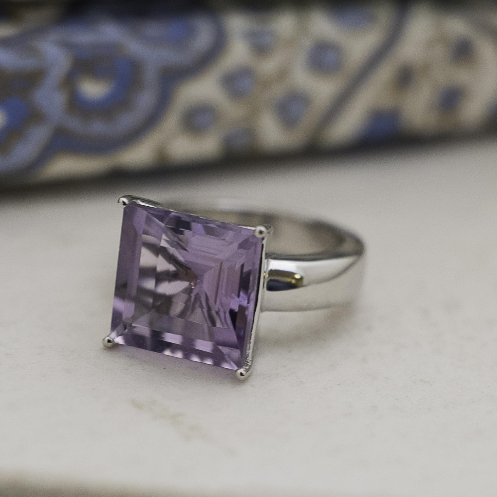 Anillo de plata de ley con amatista de talla princesa de 15 mm