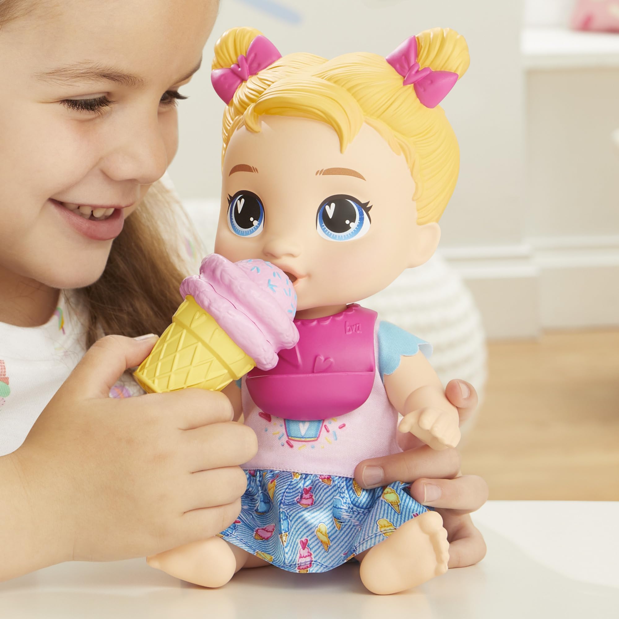 Baby Alive, Sweet Snacks Harper Hugs, Bambola con Cibo Finto, Capelli biondi, 28 cm, Giocattoli per Bambine e Bambini dai 3 Anni in su