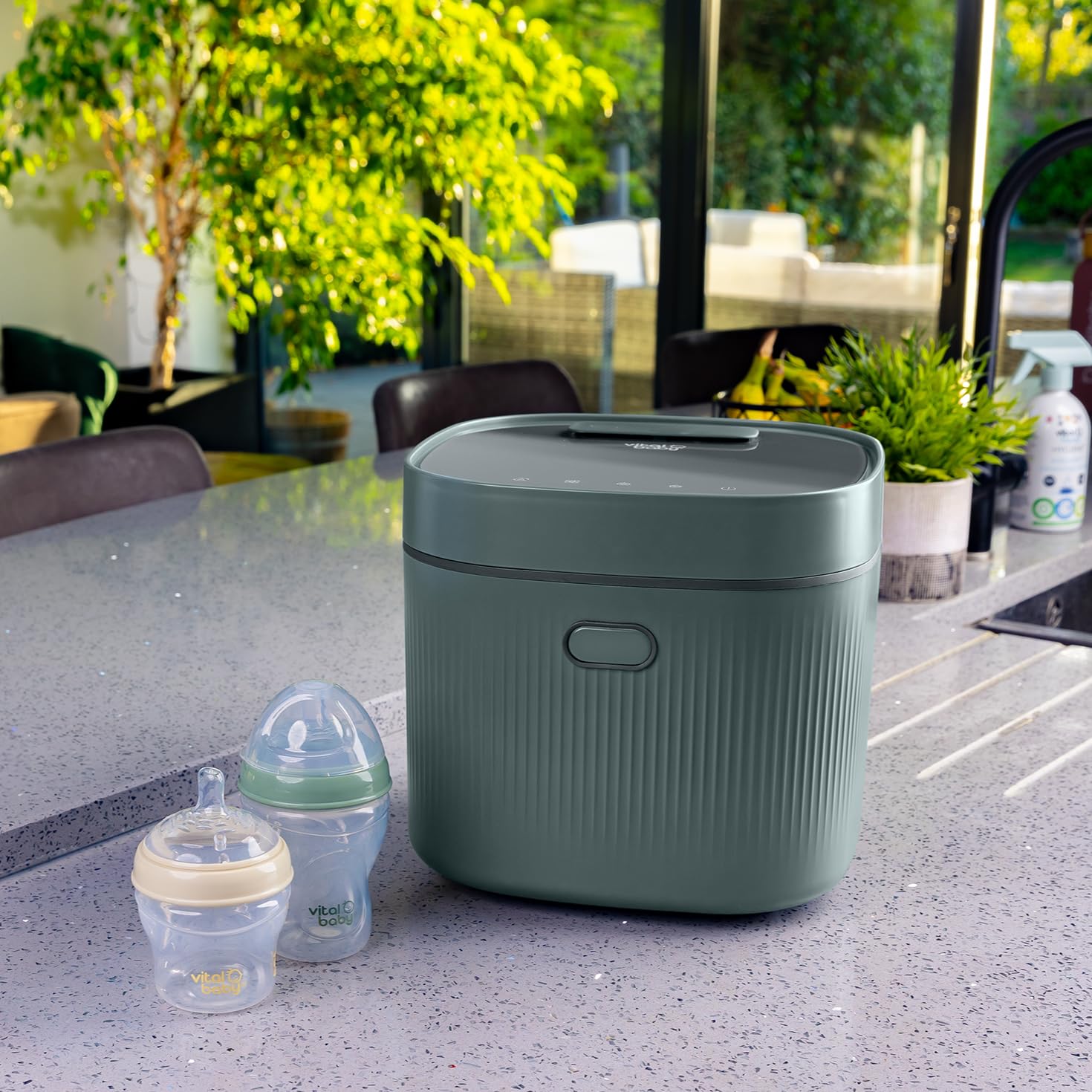 Vital Baby Stérilisateur UV pour biberons et accessoires - Tue 99,99% des germes en 5 minutes, stérilise, sèche et stocke, sans eau, vapeur ou produits chimiques - Vert olive