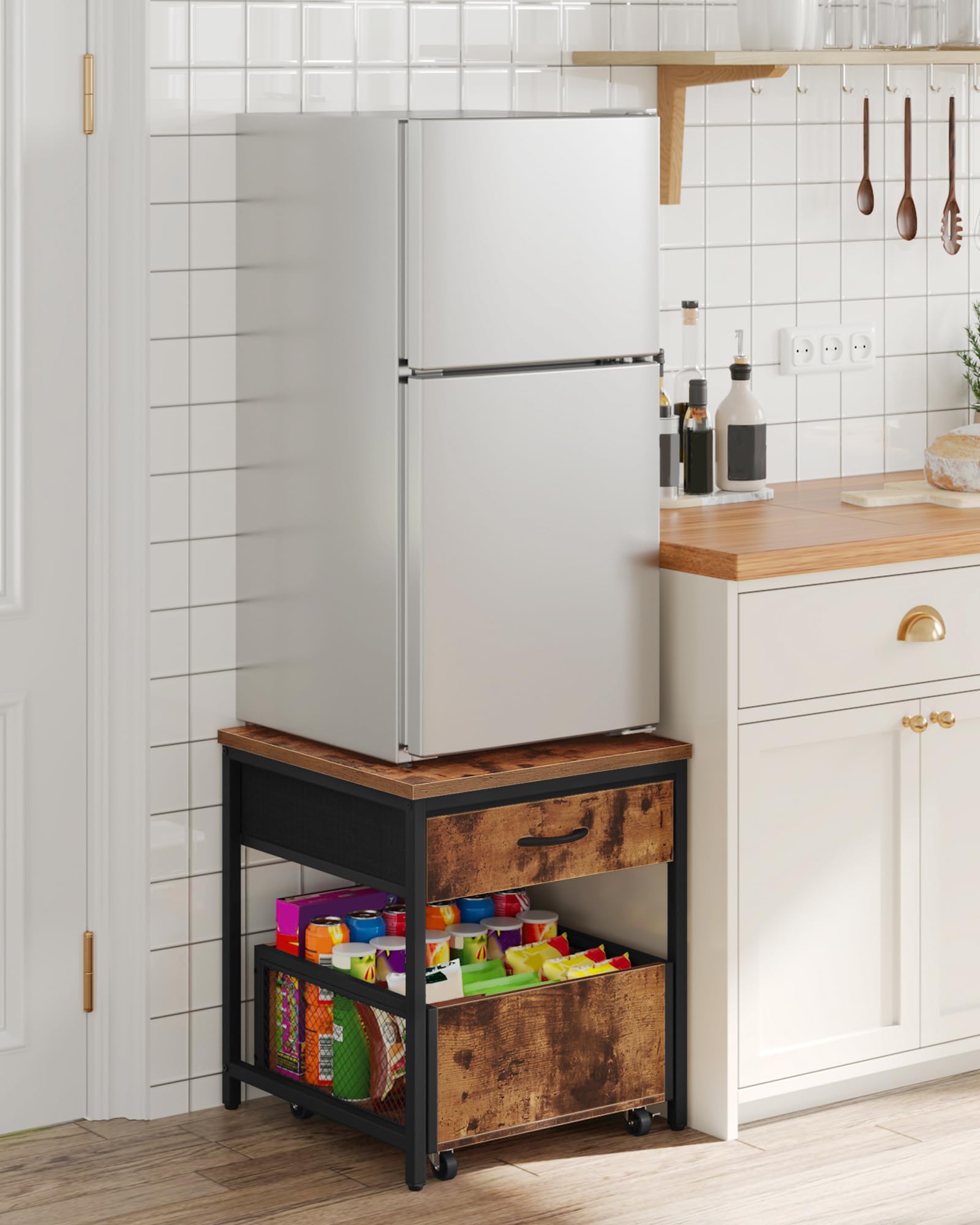 CHOEZON Mini-Kühlschrankständer mit Beweglichem Korb, Multifunktionale Beistelltische, Mini-Kühlschranktisch, Kühlschrank Unterschrank für Büro und Schlafzimmer, Vintagebraun und Schwarz DTBZ55BF