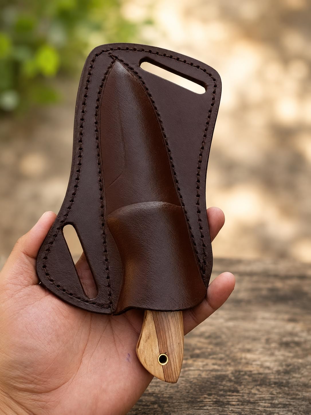 Handgeschmiedetes Jagdmesser mit Lederscheide, Bushcraft Messer feststehend aus 1095 Carbonstahl, Outdoor Survival Messer mit Olivenholzgriff, Camping Messer, Fahrtenmesser, EDC Messer für Jagd