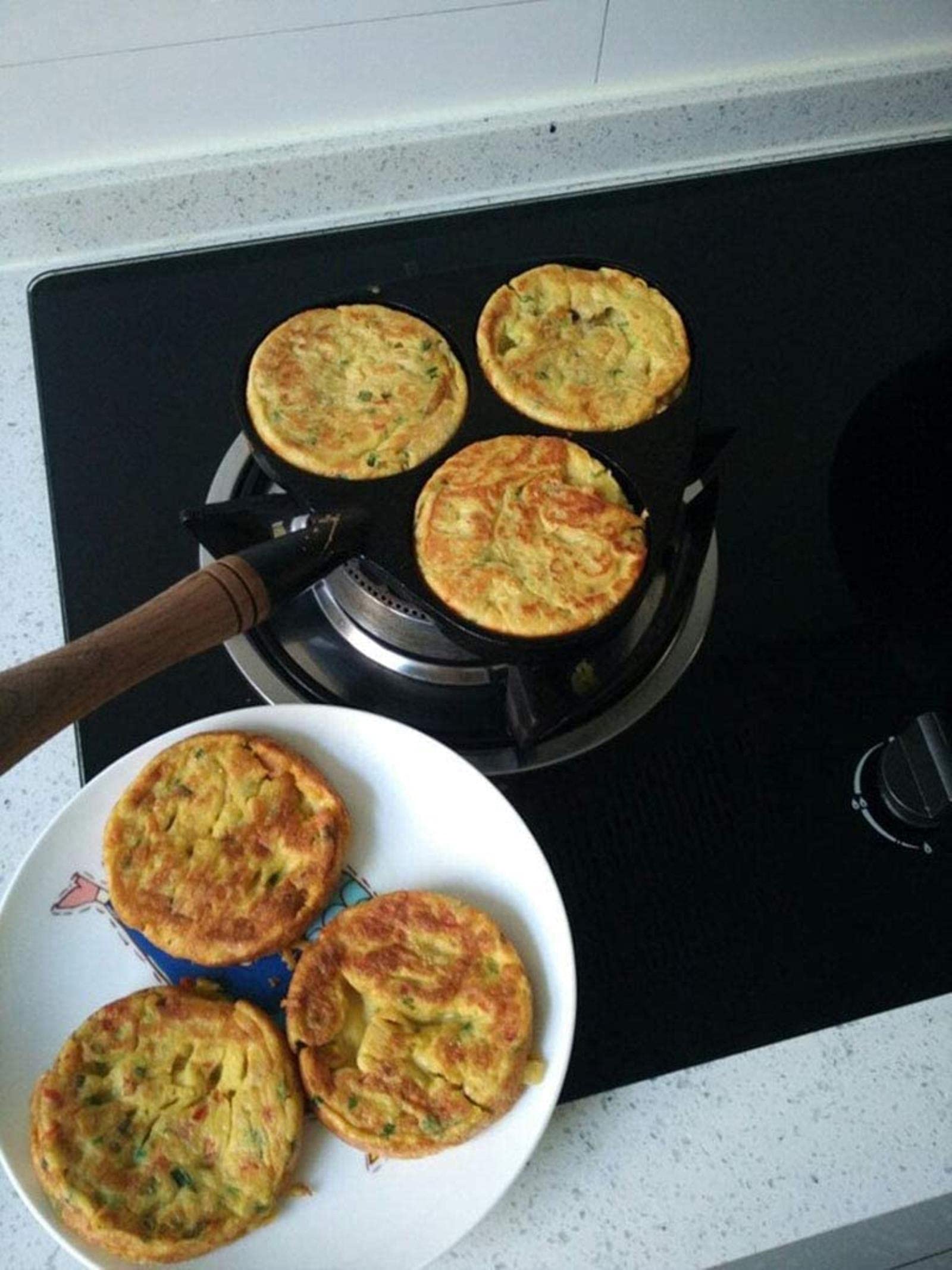 Żeliwna patelnia do jajek, nieprzywierająca kuchenka ze zdejmowanym drewnianym uchwytem