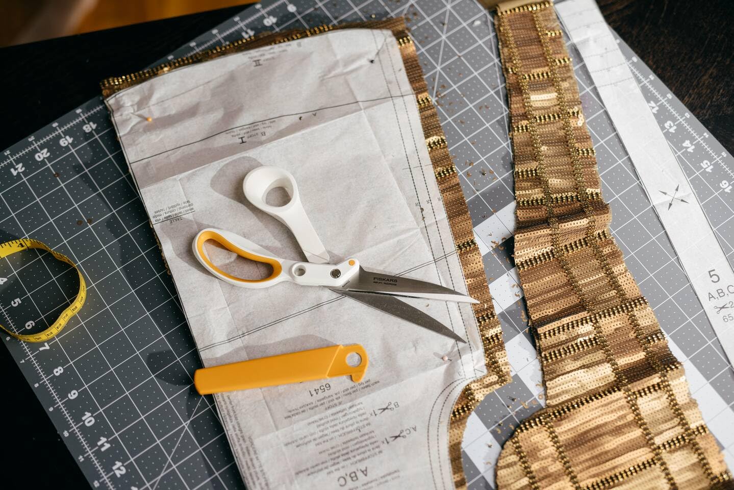 Fiskars Nożyce krawieckie Amplify RazorEdge dla osób praworęcznych, długość: 25 cm, ostrze ze stali nierdzewnej/plastikowe uchwyty, biały/pomarańczowy, 1070082