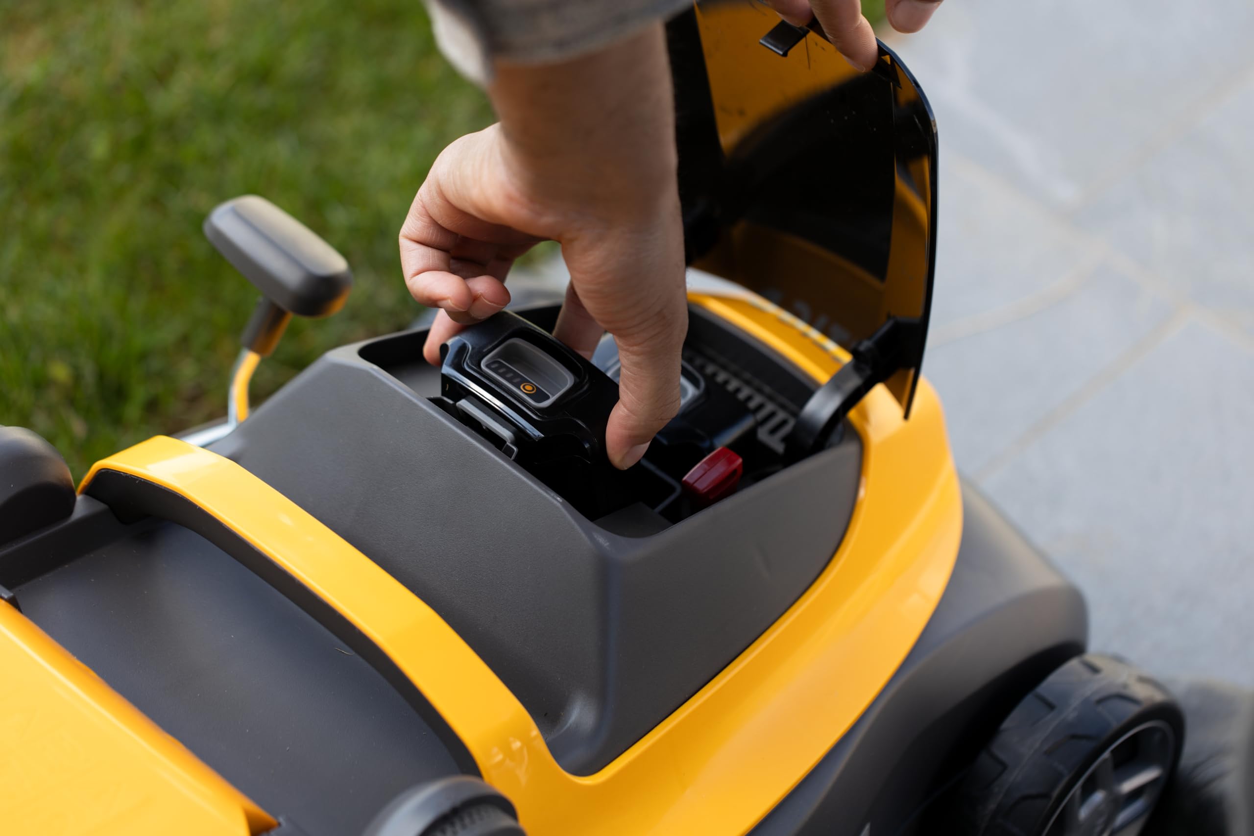Stiga Cortacésped a batería SLM 136e Kit, 34 cm de Ancho, con 2 baterías de 20 V 2 Ah y Cargador