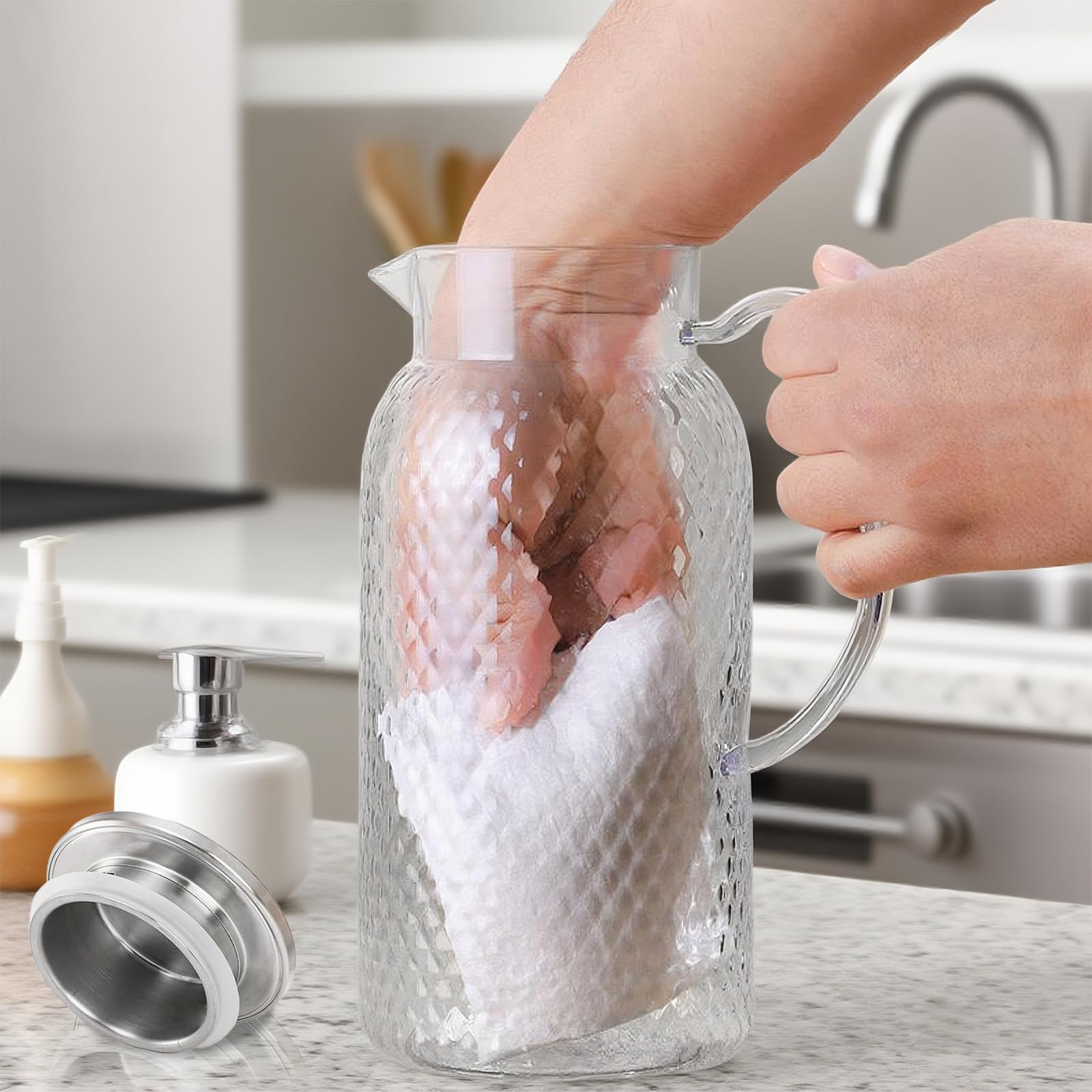 Confezione da 2 brocche in plastica da 2 litri con coperchio e manico, senza BPA, trasparente, non versano, per cocktail, succhi di frutta, acqua calda/fredda, tè, caffè, latte