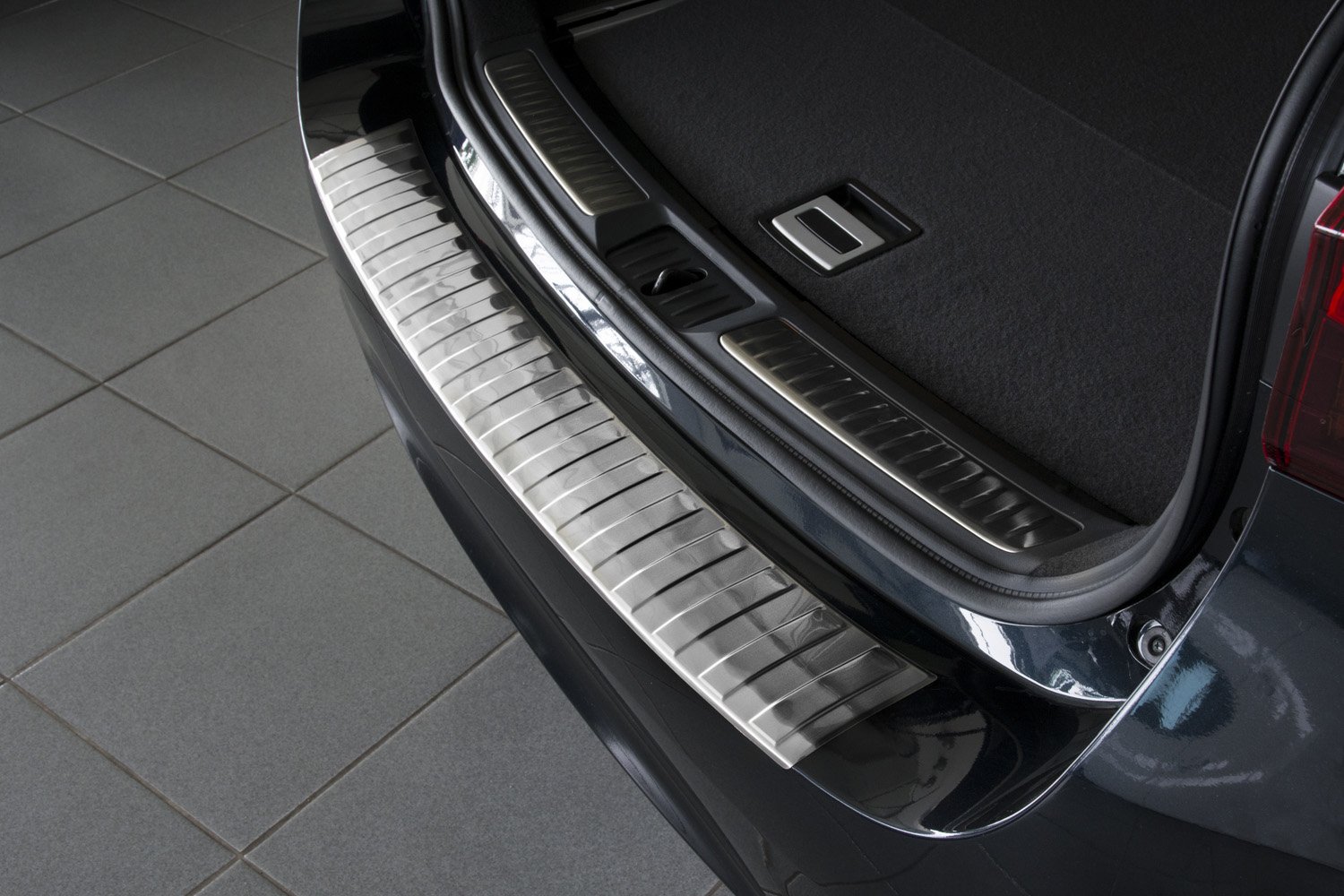 Avisa Edelstahl Heckstoßstangenschutz kompatibel mit Toyota Avensis III Wagon Facelift 2015- 'Ribs'