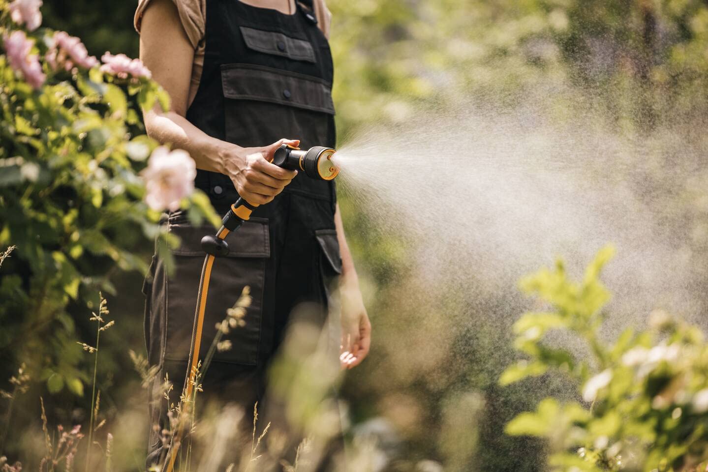 Fiskars Pistolet zraszający, 3 funkcje, strumień, mgiełka, strumień deszczowy, bezstopniowa regulacja przepływu za pomocą kciuka, rozmiar uniwersalny, czarny/pomarańczowy, 1065486