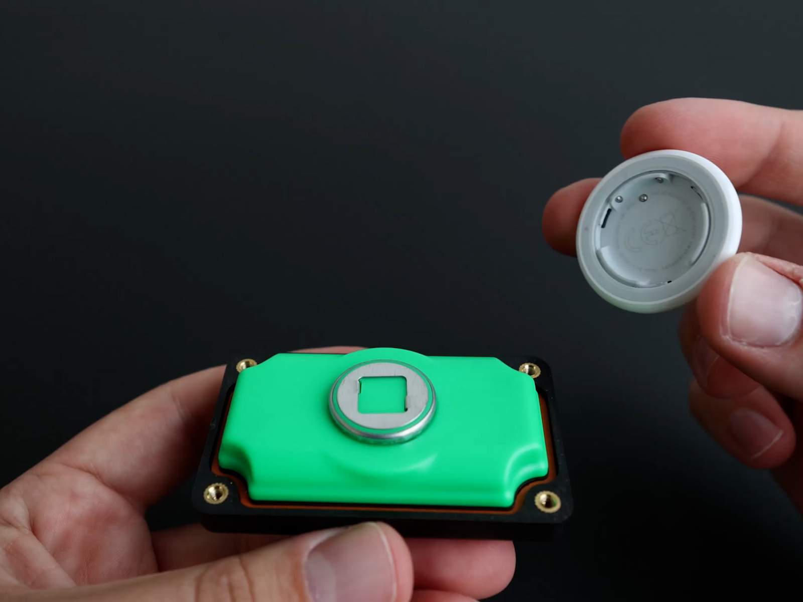 Elevation Lab AirTag – Batteria Che Dura 5 Anni, Supporto Adesivo, Usa Pile AAA E Ha 5 Volte La Capacità Di Una CR2032 | Robusto, Impermeabile E Compatto