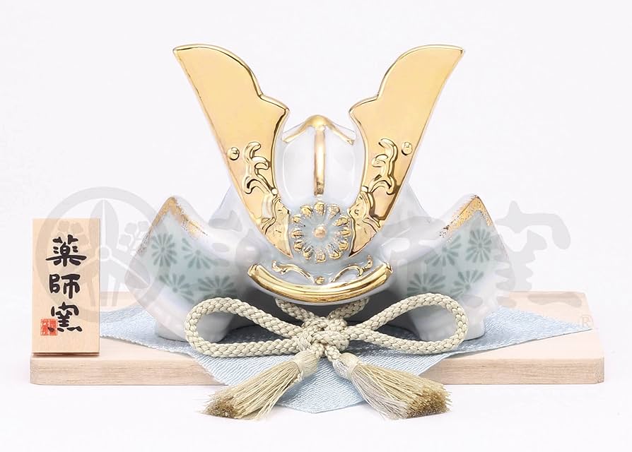 Amazon.co.jp: 薬師窯(yakushigama) 染絵 出世 兜(白藍) : おもちゃ