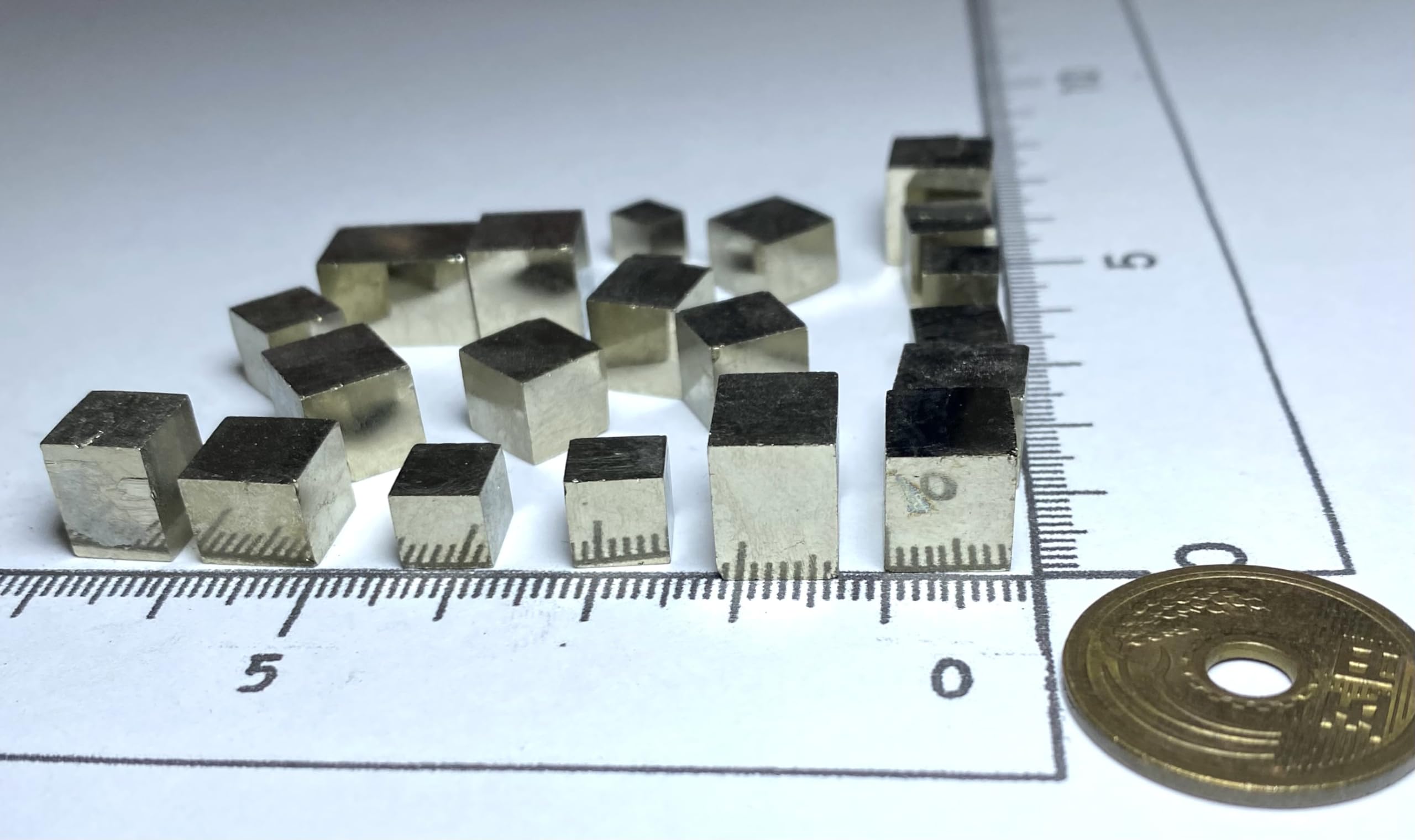 青森県尾太鉱山産 : 黄鉄鉱 (Quartz, 22g (263) 黄鉄鉱⁄水晶クラスター